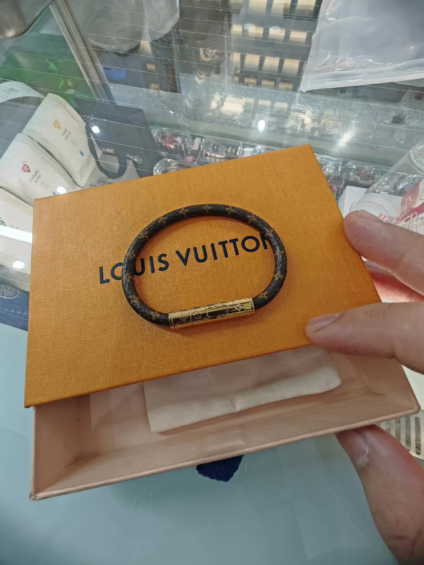 Louis Vuitton Louis Vuitton Confidential Brown Monogram Bracelet Q15 Size ONE SIZE - 2 Thumbnail