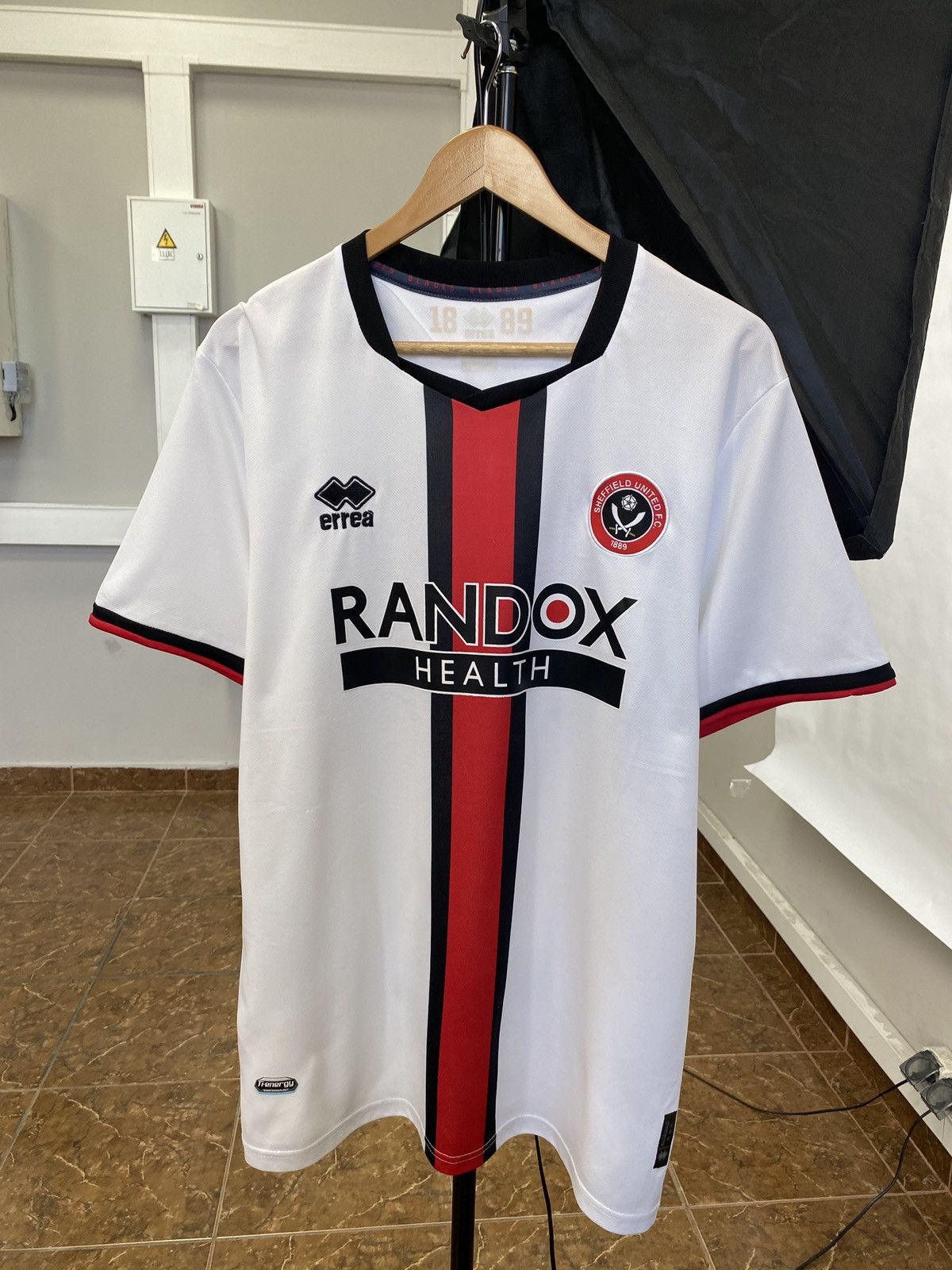 Errea 🏴󠁧󠁢󠁥󠁮󠁧󠁿 Vintage Sheffield United Errea Soccer Jersey Rare Retro Size US M / EU 48-50 / 2 - 1 Thumbnail