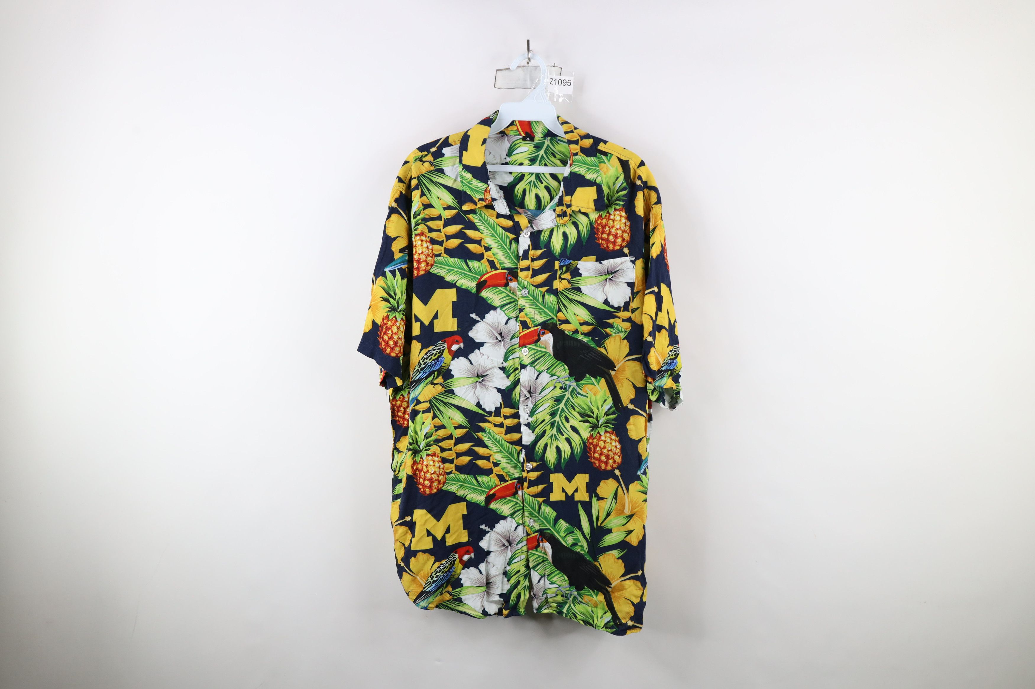 Vintage Vintage 90s University of Michigan Hawaiian Button Shirt Size US XL / EU 56 / 4 - 1 Thumbnail