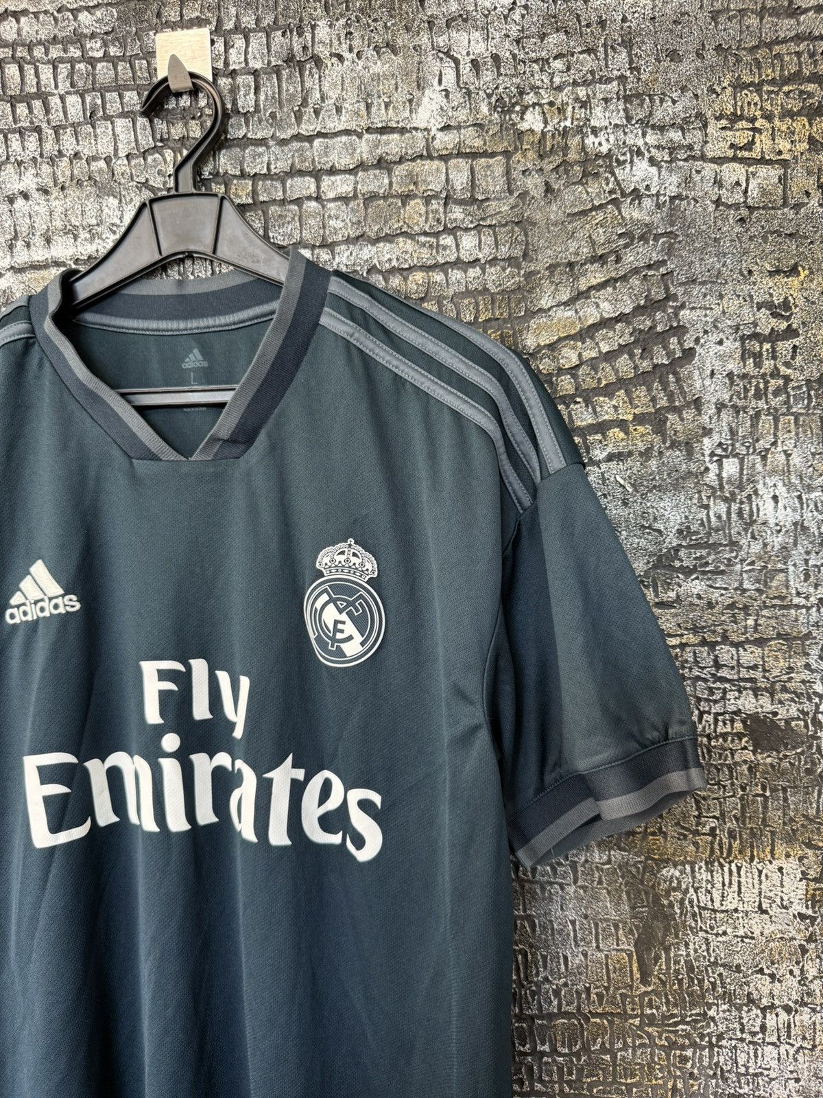 Adidas REAL MADRID 2018 19 AWAY FOOTBALL SHIRT SOCCER JERSEY ADIDAS Size US L / EU 52-54 / 3 - 2 Thumbnail