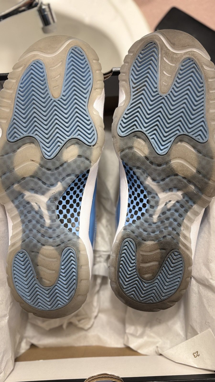 Jordan Brand AIR JORDAN 11 LOW UNC BLUE SZ 9.5 Size US 9.5 / EU 42-43 - 10 Thumbnail