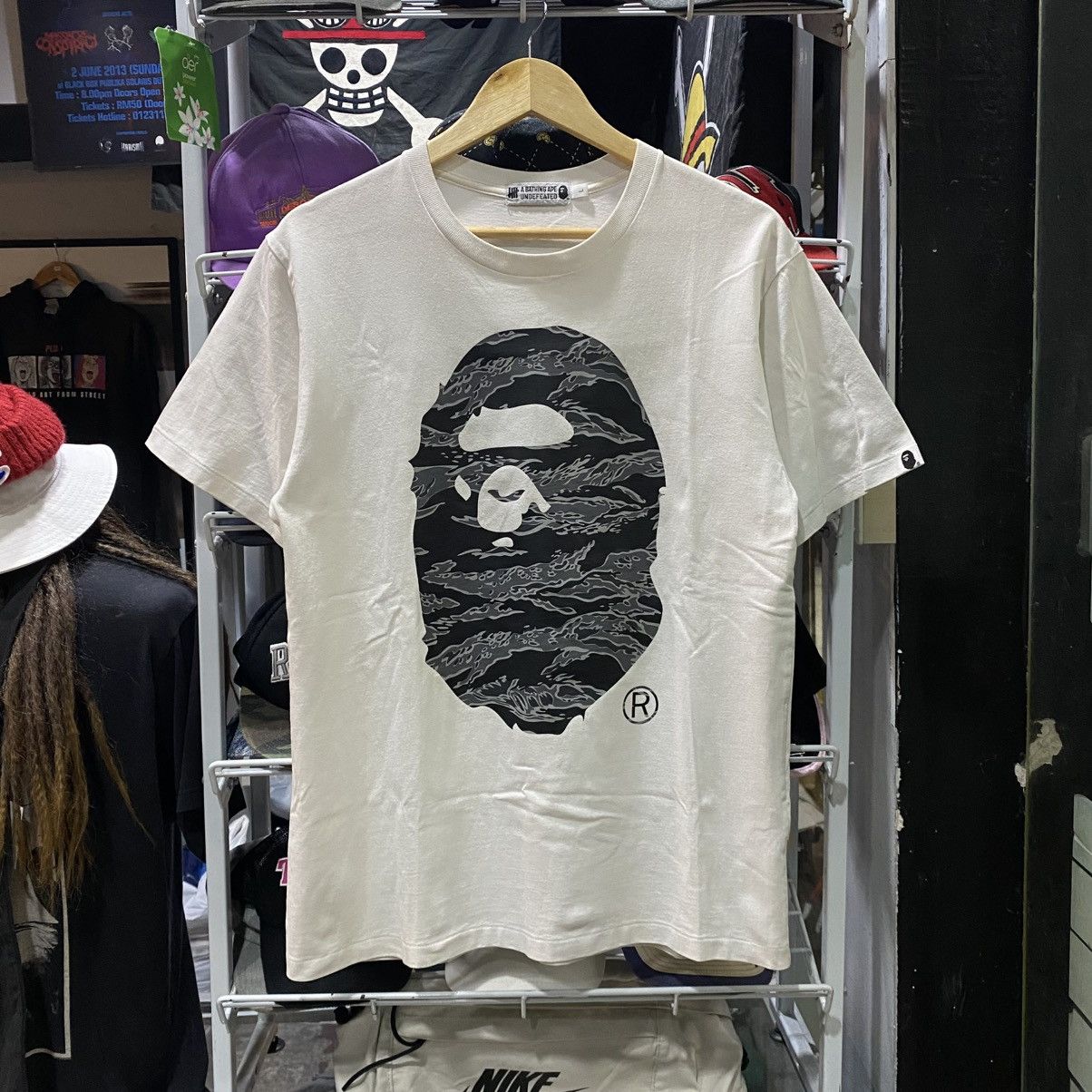Bape × Undefeated BAPE x UNDEFEATED 5 STRIKES BIG HEAD CAMO TEE Size US L / EU 52-54 / 3 - 1 Thumbnail