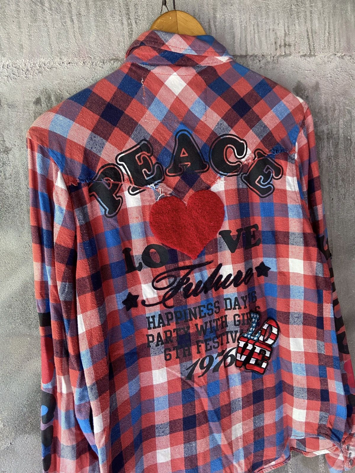 Japanese Brand PEACE LOVE FUTURE HAPPINES DAY BUTTON DOWN SHIRT Size US M / EU 48-50 / 2 - 14 Thumbnail