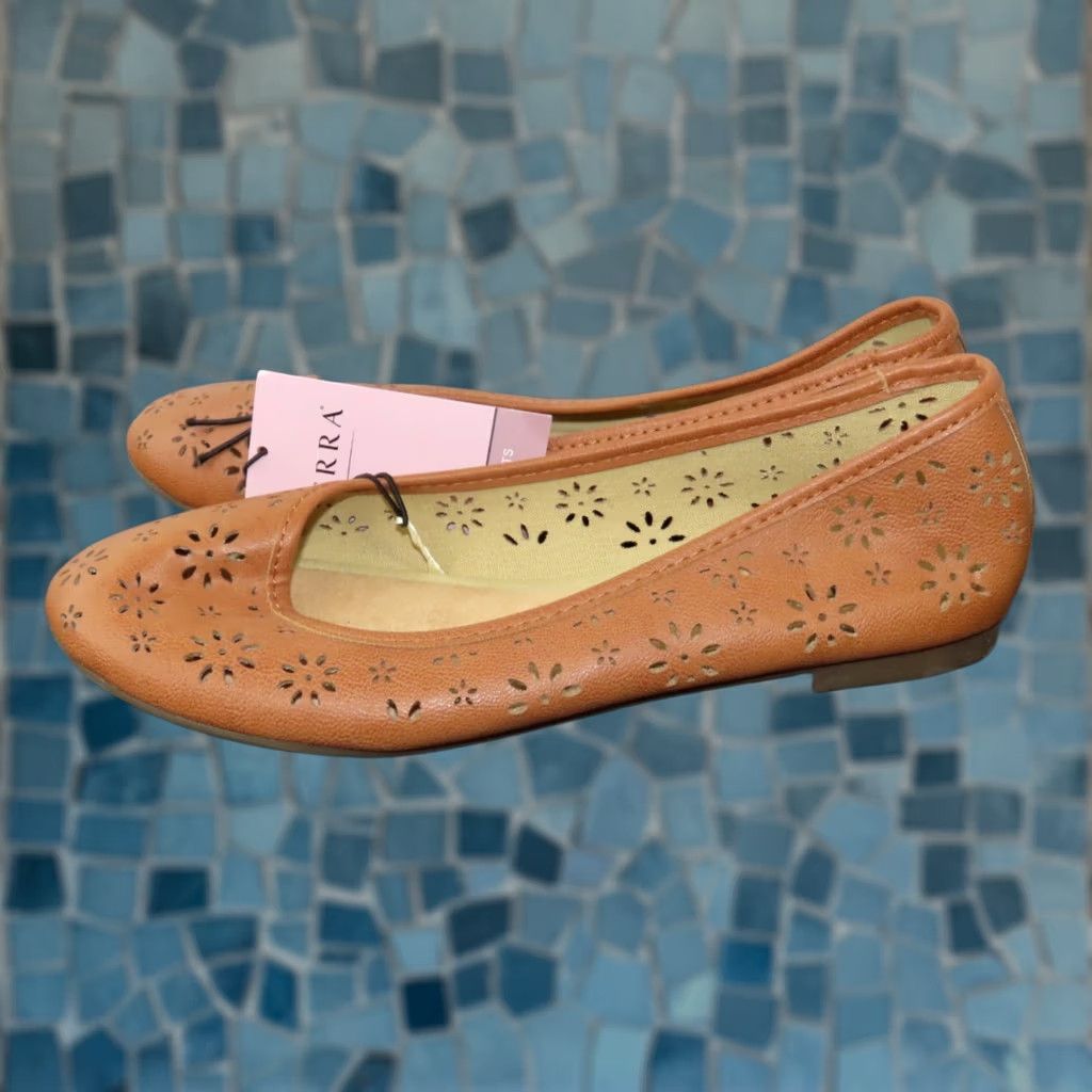 Vintage Serra Memory Foam Brown Floral Cutouts Flats Women's 9 NWT Size US 9 / IT 39 - 1 Thumbnail