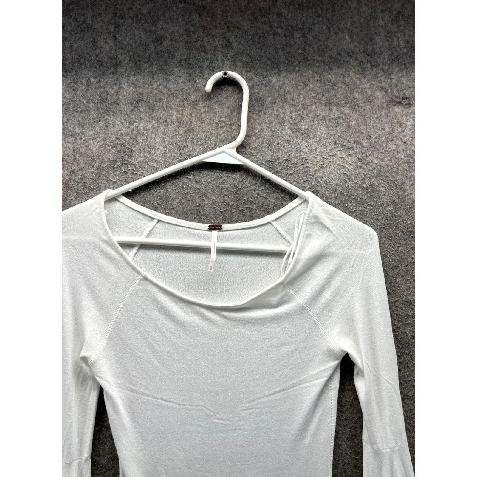 Free People VINTAGE? No. Free People Shirt Womens XS White Scoop Neck Long Balloon Sleeve Jersey Top Size XS / US 0-2 / IT 36-38 - 7 Thumbnail