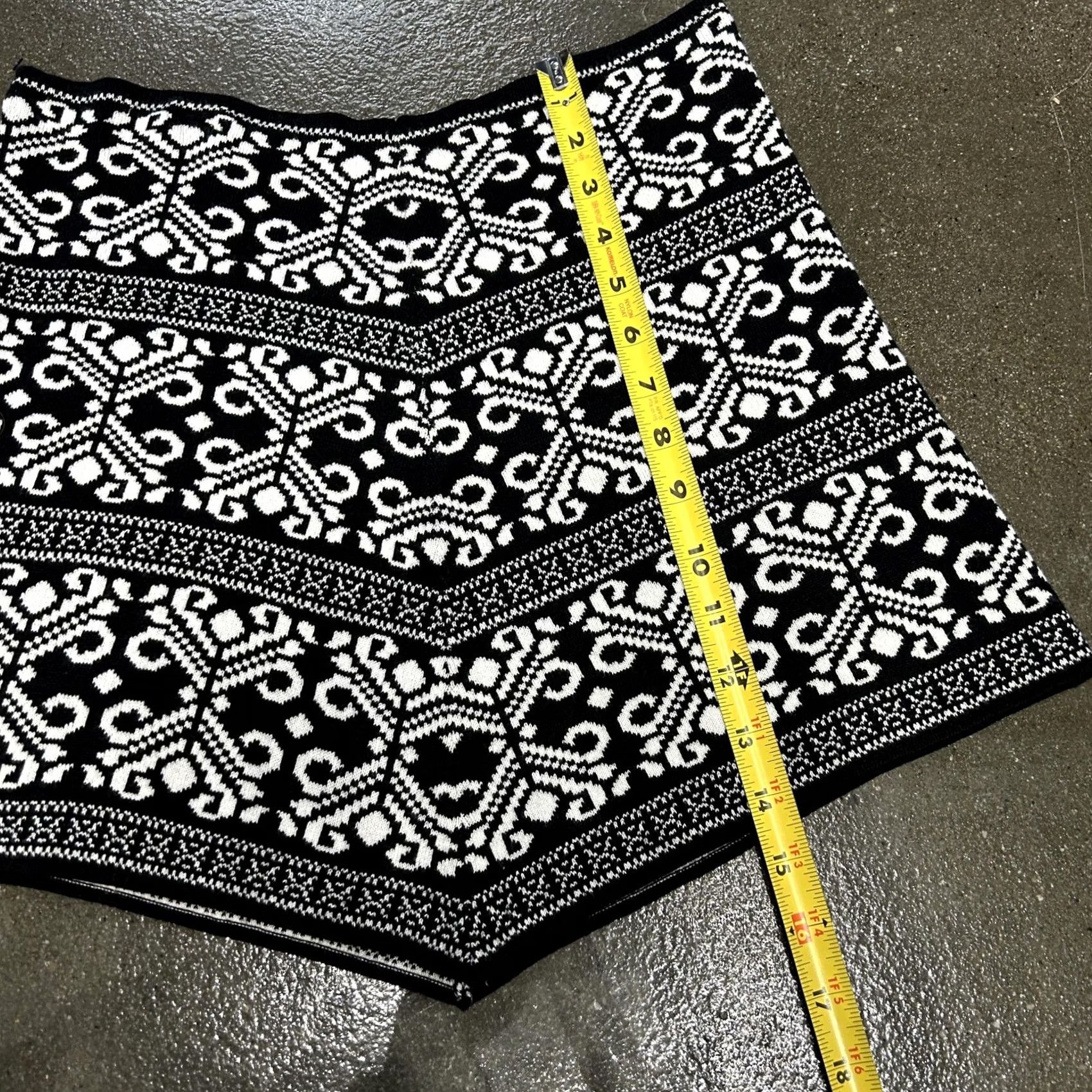 Vintage Geometric Knit Skirt Womens S Black White Mini Tribal Pattern Geometric Knit Skirt Women Small Black White Mini 90s Style? Size 28" / US 6 / IT 42 - 3 Thumbnail