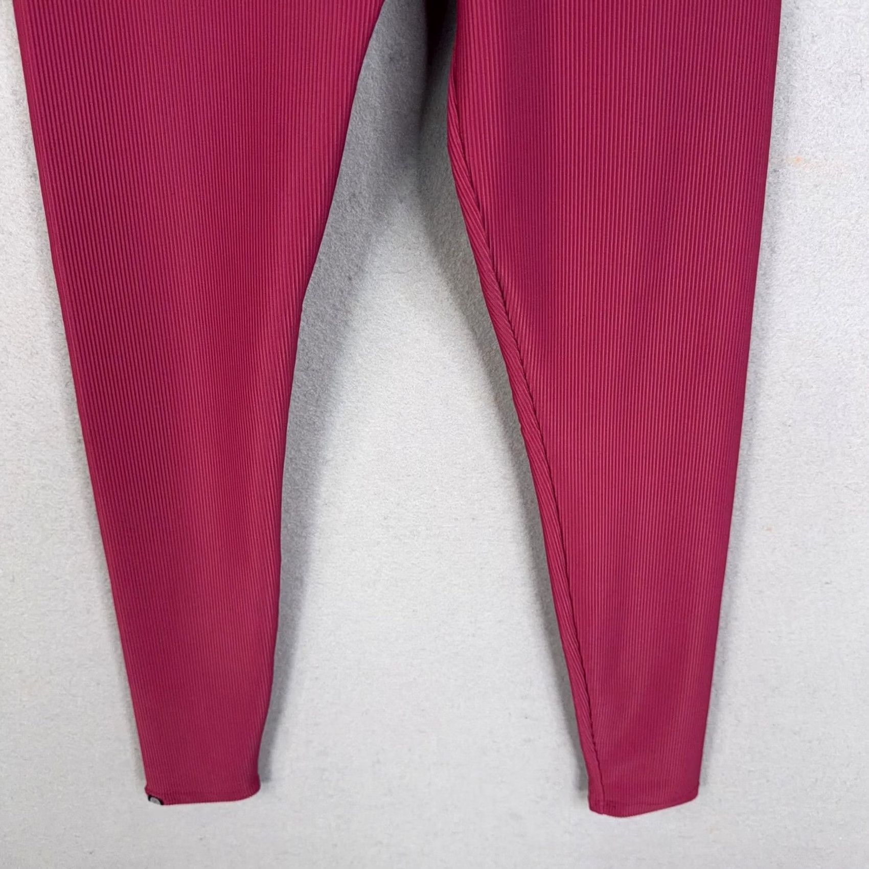 Vintage Onzie Leggings Womens Pink Ribbed High Rise Crossover Ankle Yoga Pants Size 28" / US 6 / IT 42 - 3 Thumbnail