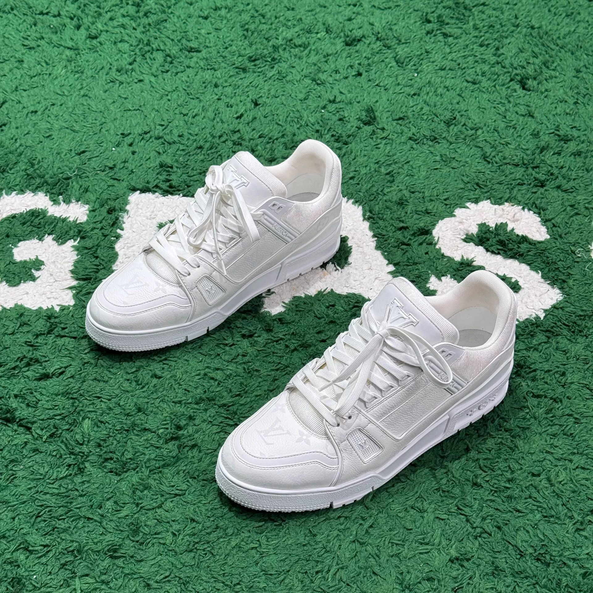 Louis Vuitton Louis Vuitton Training White Lowtop Sneakers 11 Men Size US 11 / EU 44 - 1 Thumbnail