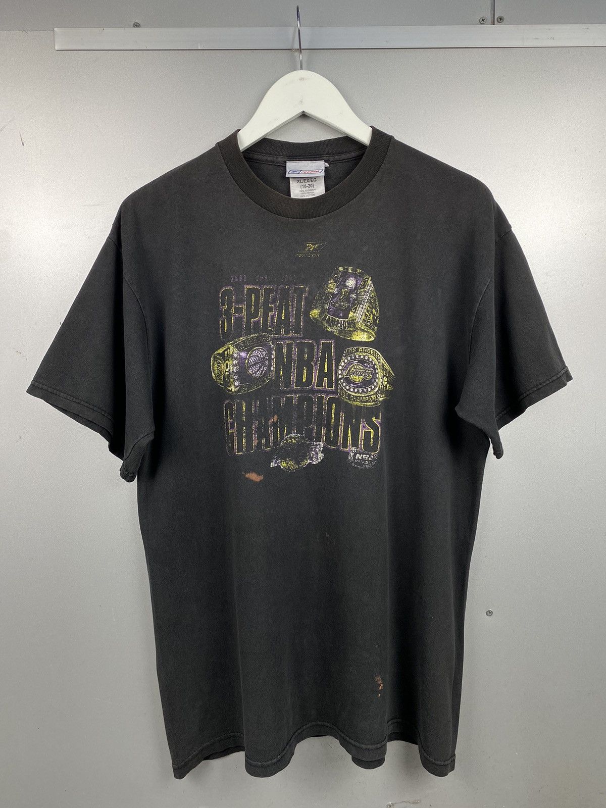 NBA Distressed Shaq Ring 3Peat Tshirt Size US XL / EU 56 / 4 - 1 Thumbnail