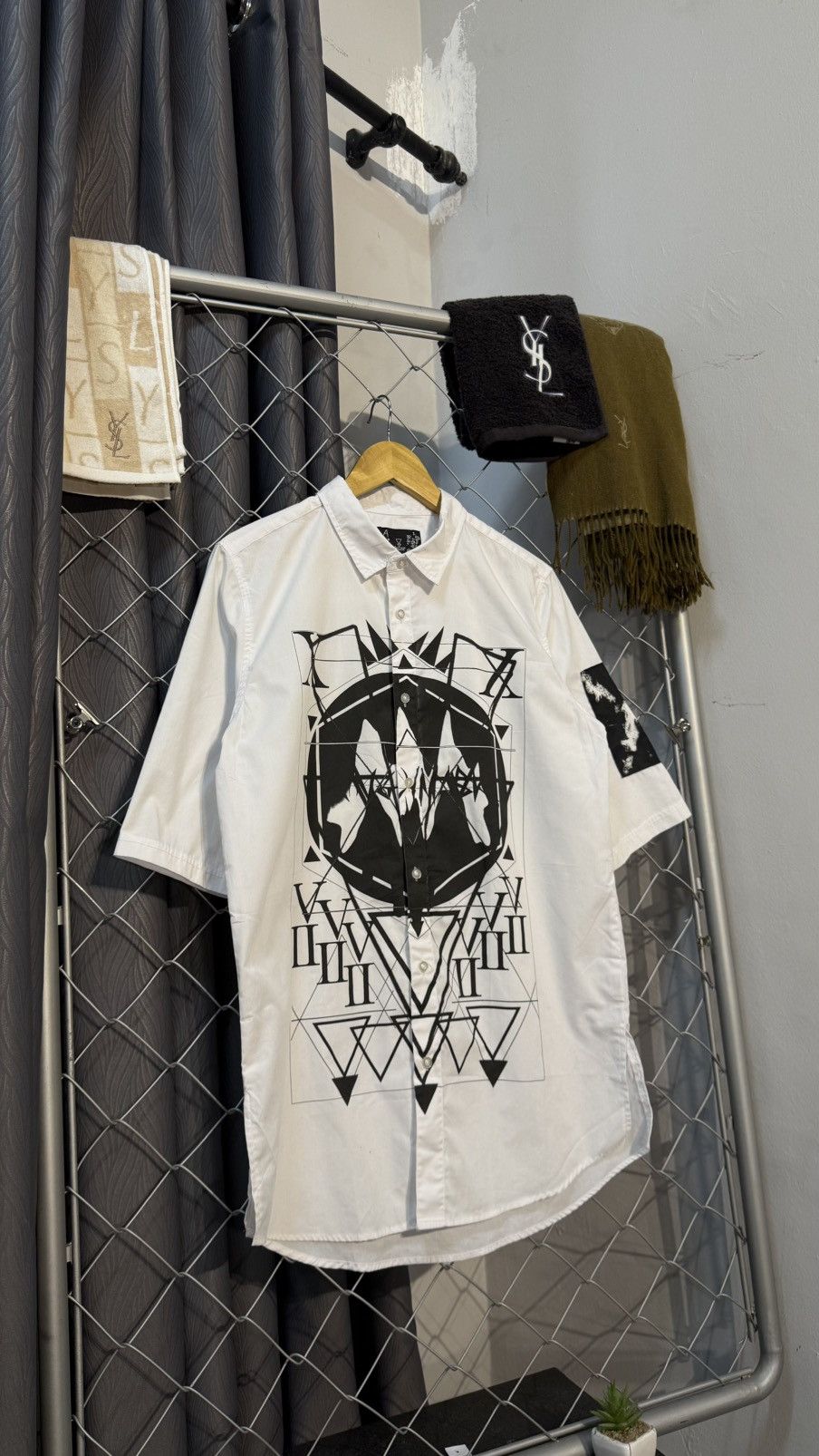 Japanese Brand JAPANESE BRAND KINGLY MASK GRAPHIC SHIRT BUTTON UP FREE Size US M / EU 48-50 / 2 - 1 Thumbnail