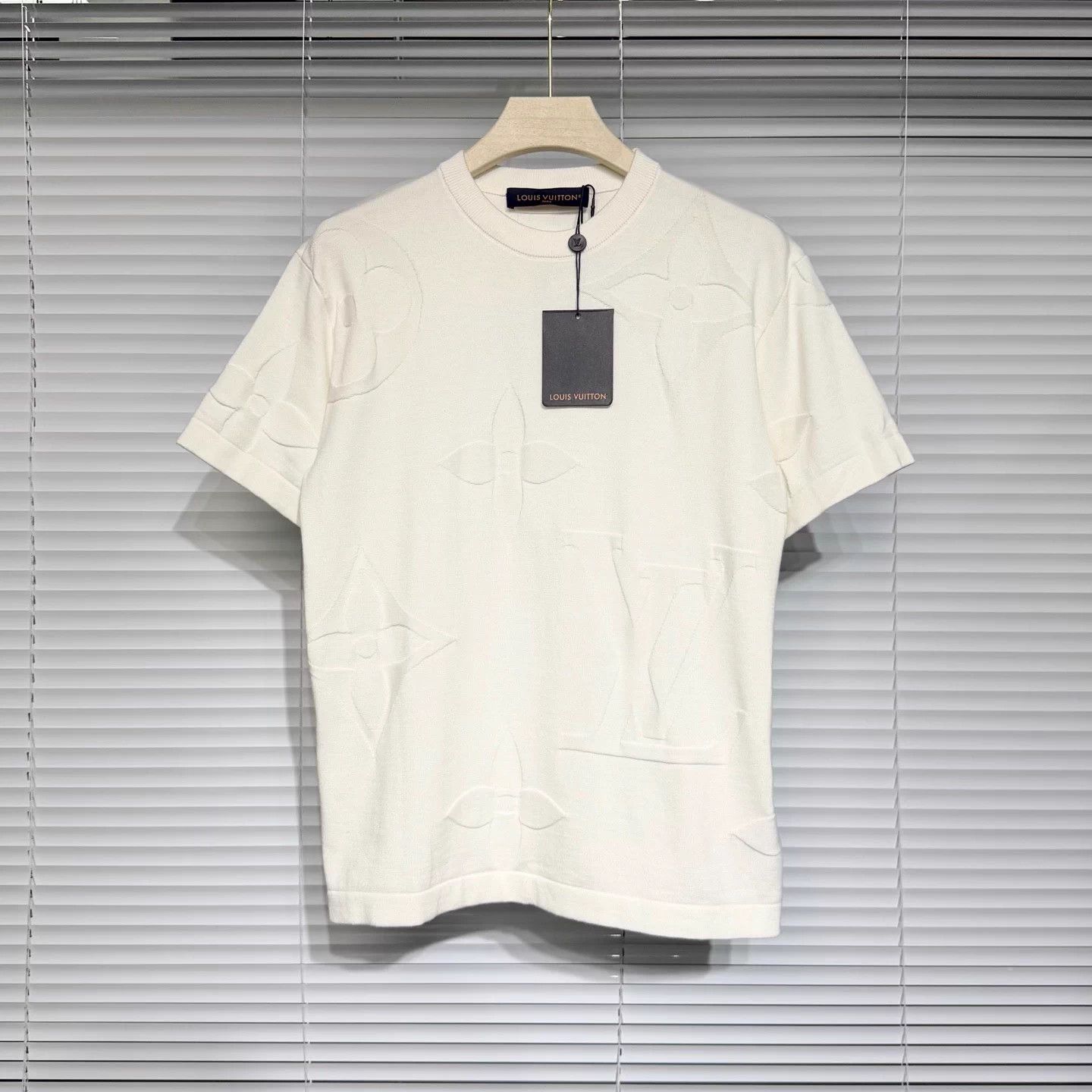 Louis Vuitton LV 26 Holiday Monogram Big Logo White Knit Tee M Size US M / EU 48-50 / 2 - 1 Thumbnail
