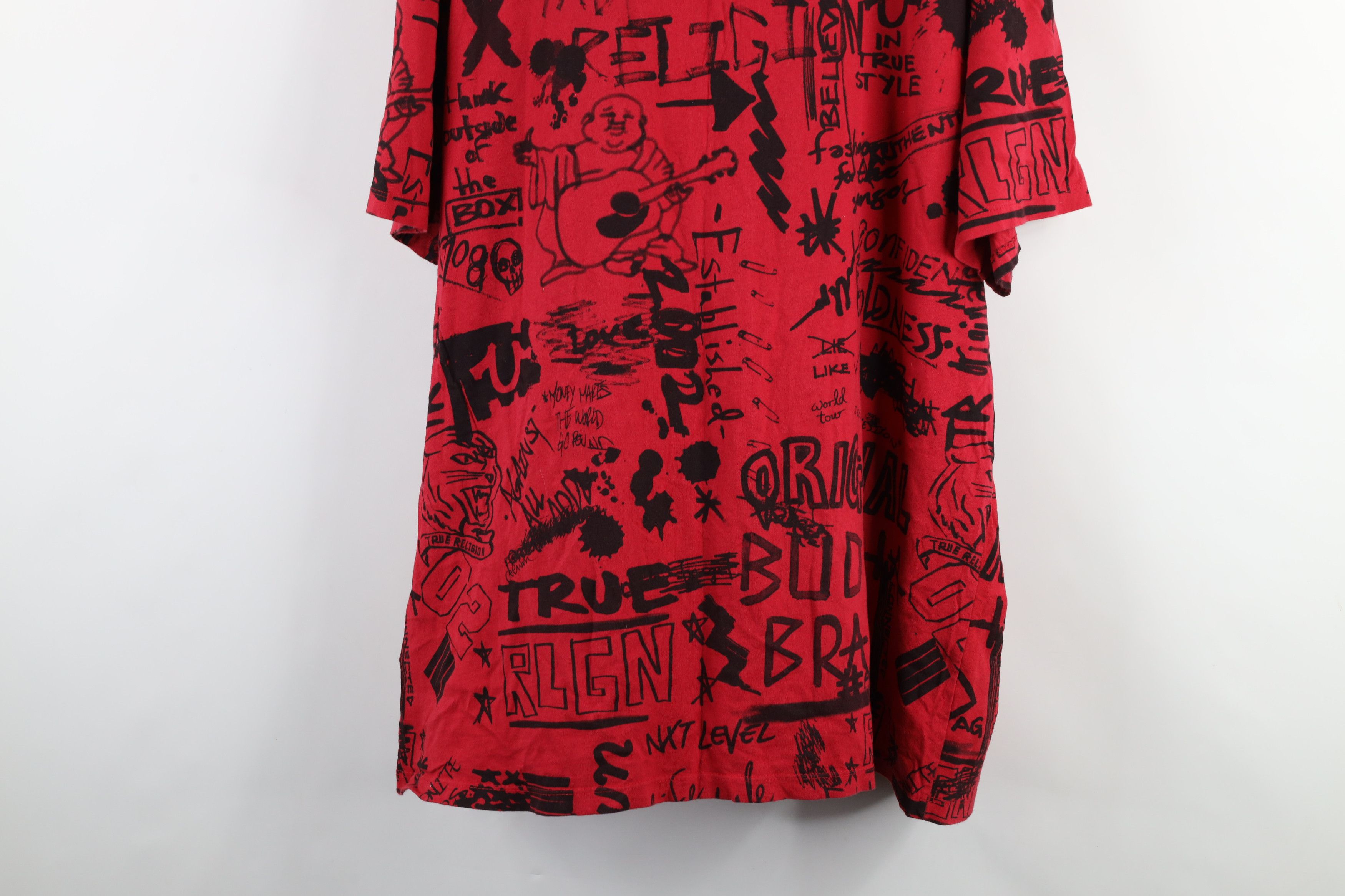 True Religion × Vintage True Religion Spell Out All Over Print V-Neck T-Shirt Red Size US XXL / EU 58 / 5 - 14 Thumbnail