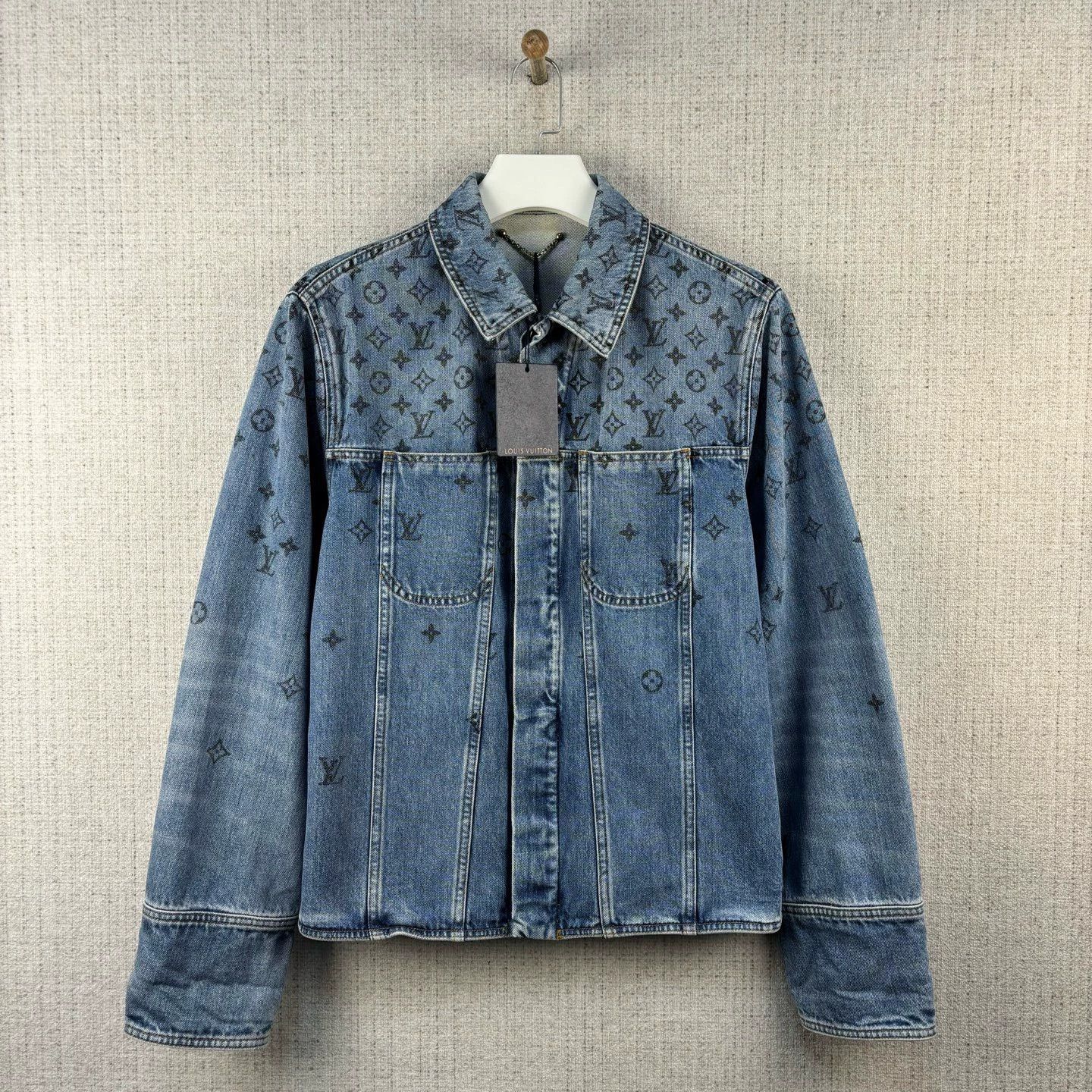 Louis Vuitton Brand new, unused Louis Vuitton size 52 logo denim jacket Size US L / EU 52-54 / 3 - 1 Thumbnail