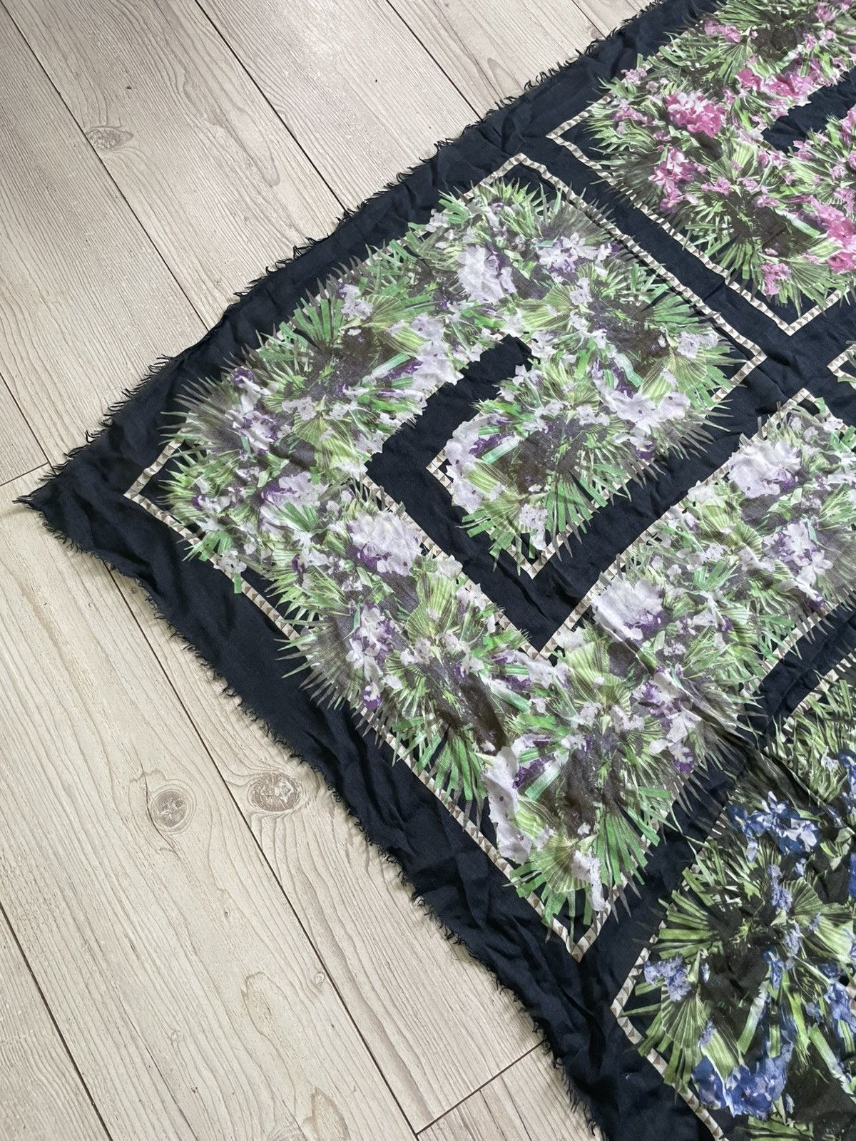 Givenchy Givenchy Paris Floral Scarf by Riccardo Tisci Size ONE SIZE - 5 Thumbnail