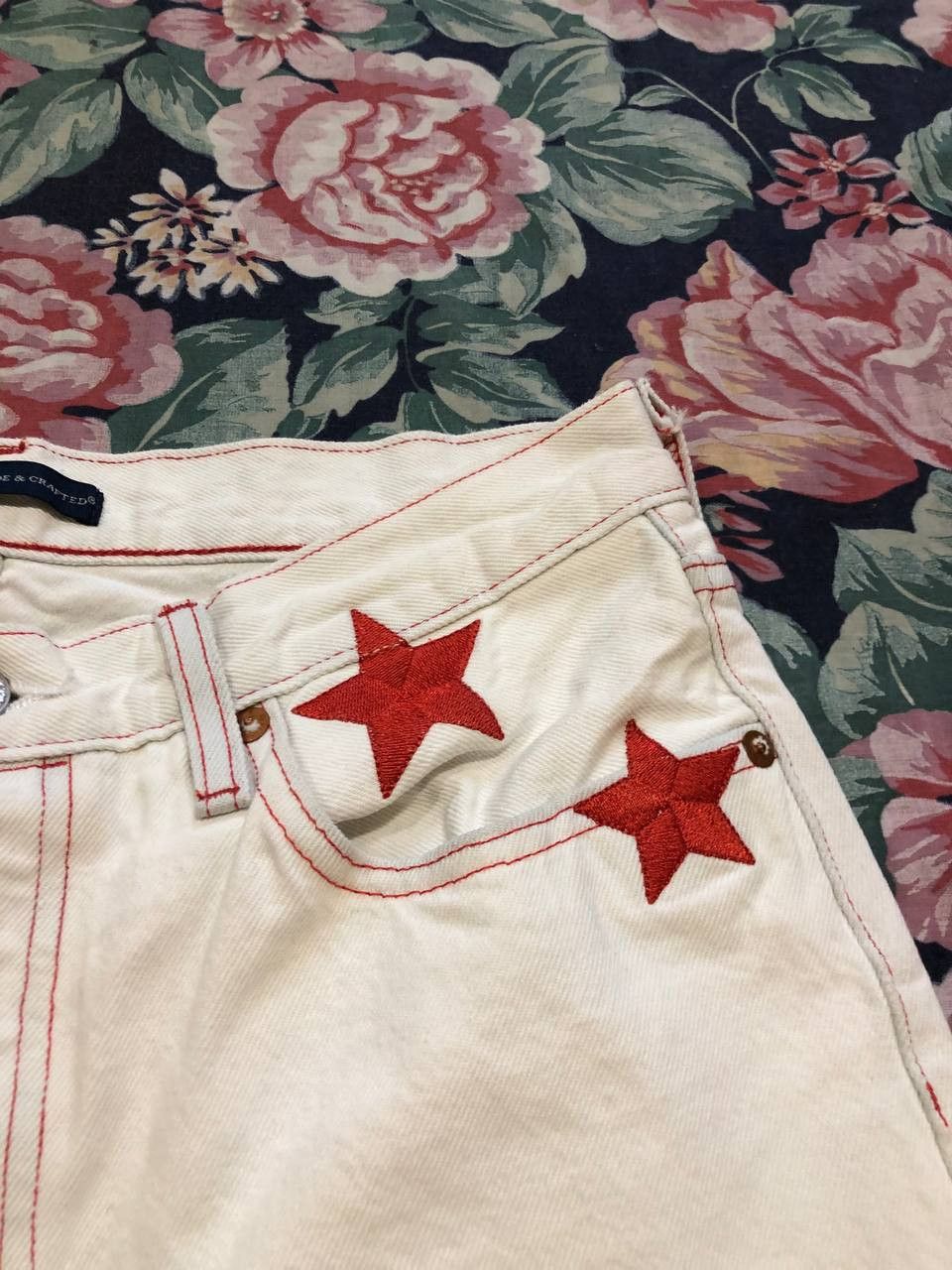 Levi's Vintage Levi's print stars Y2K jeans white streetwear Size 28" / US 6 / IT 42 - 9 Thumbnail