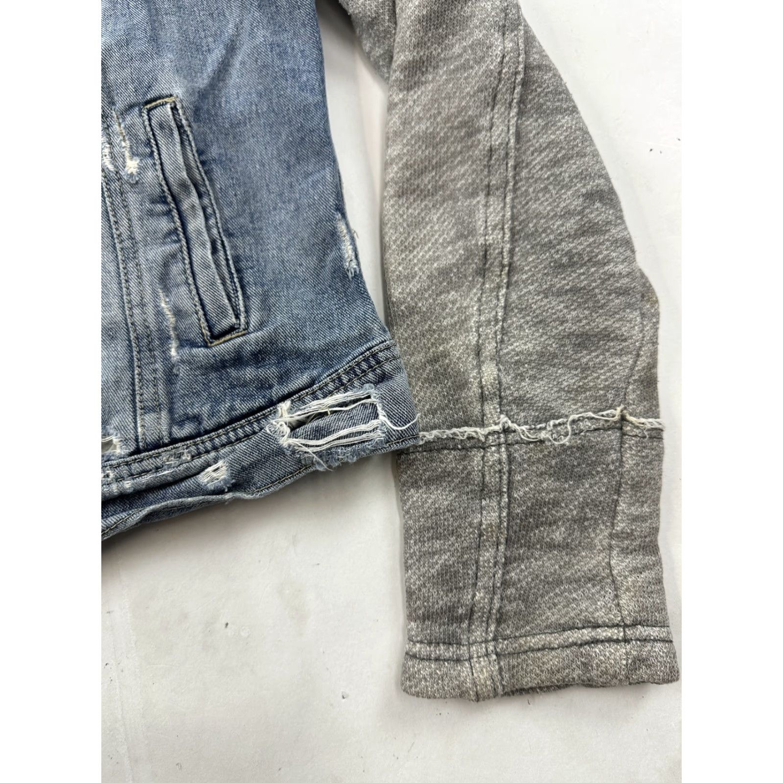Free People VINTAGE Free People Jacket Womens S Blue Denim Gray Knit Sleeve Distressed Casual Size S / US 4 / IT 40 - 3 Thumbnail