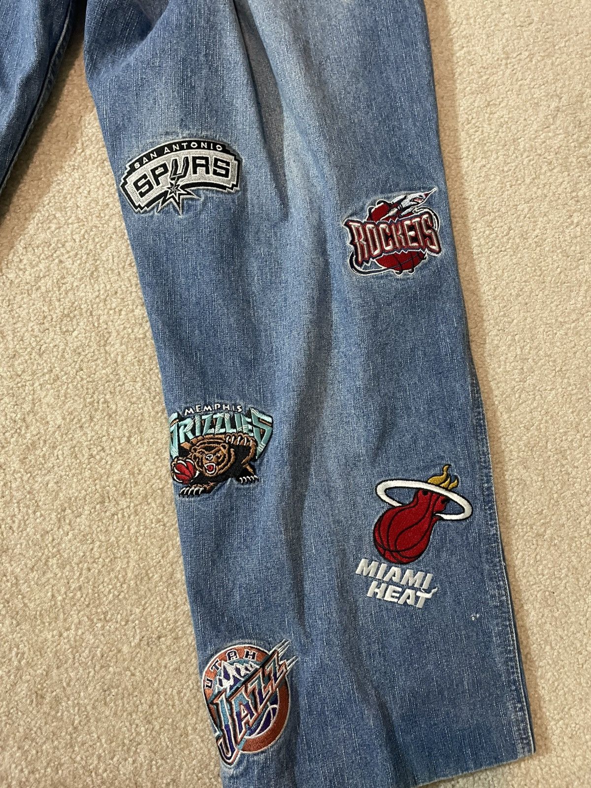 basketcase gallery 2003 Vintage NBA Patch Jeans by UNK Size US 35 - 6 Thumbnail