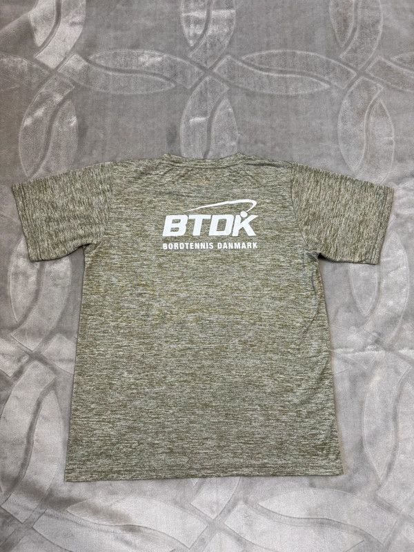 Japanese Brand × Sports Specialties Butterfly Toka Bordtennis Danmark size M tshirt table tennis Size US M / EU 48-50 / 2 - 2 Thumbnail