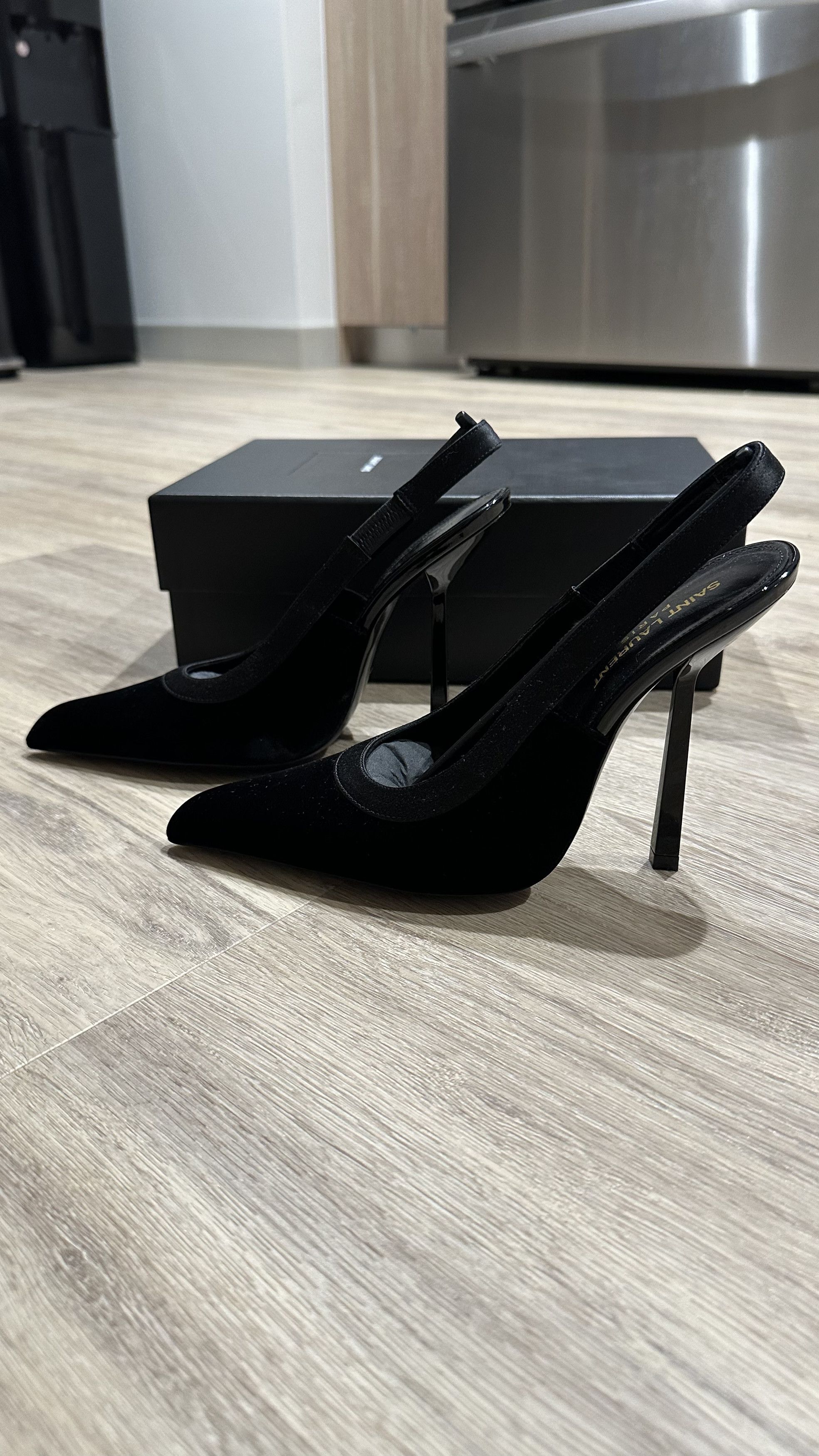 Saint Laurent Paris Saint Laurent Victoire Slingback Pumps in Velvet Size US 7 / IT 37 - 2 Thumbnail