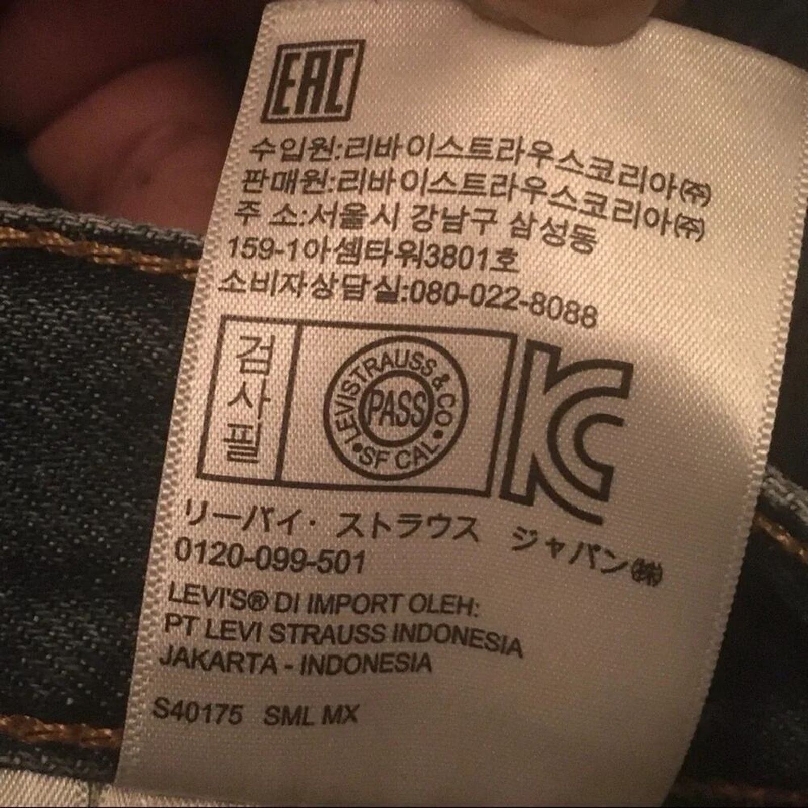 Levi's Levis 501 light wash button fly Jeans, size 31 Size US 31 - 13 Thumbnail