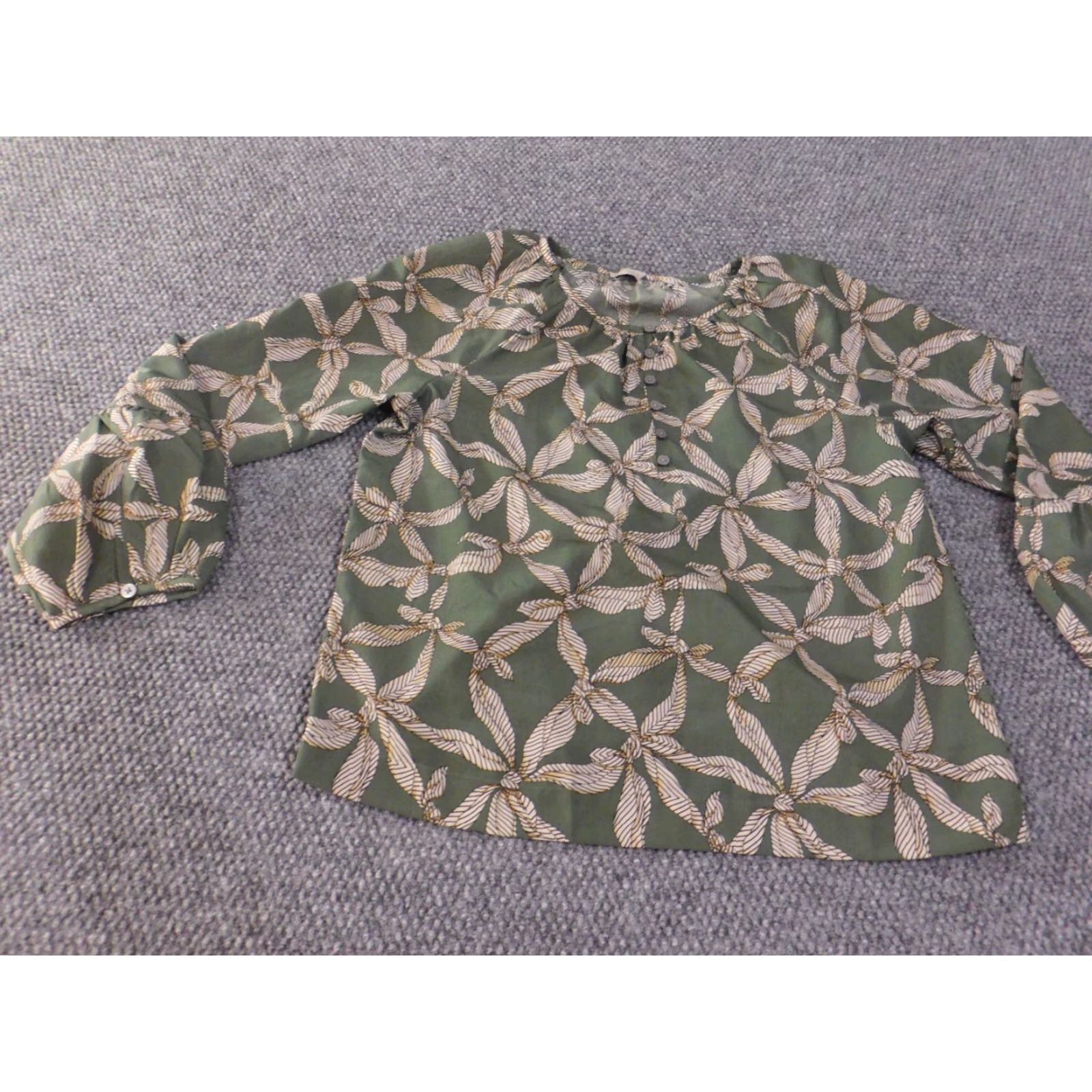 Ann Taylor Ann Taylor Loft Blouse Shirt Womens S Green Floral Knit Polyester Button Collared Pullover Casual Vintage No Size S / US 4 / IT 40 - 3 Thumbnail