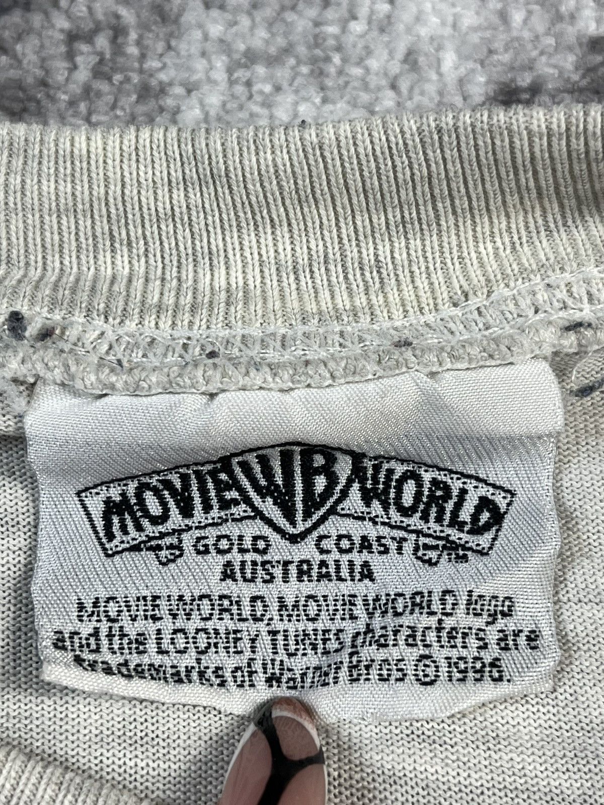 Warner Bros Vintage 1996 Warner Bros Movie World Looney Tunes Tee Size US XL / EU 56 / 4 - 9 Thumbnail