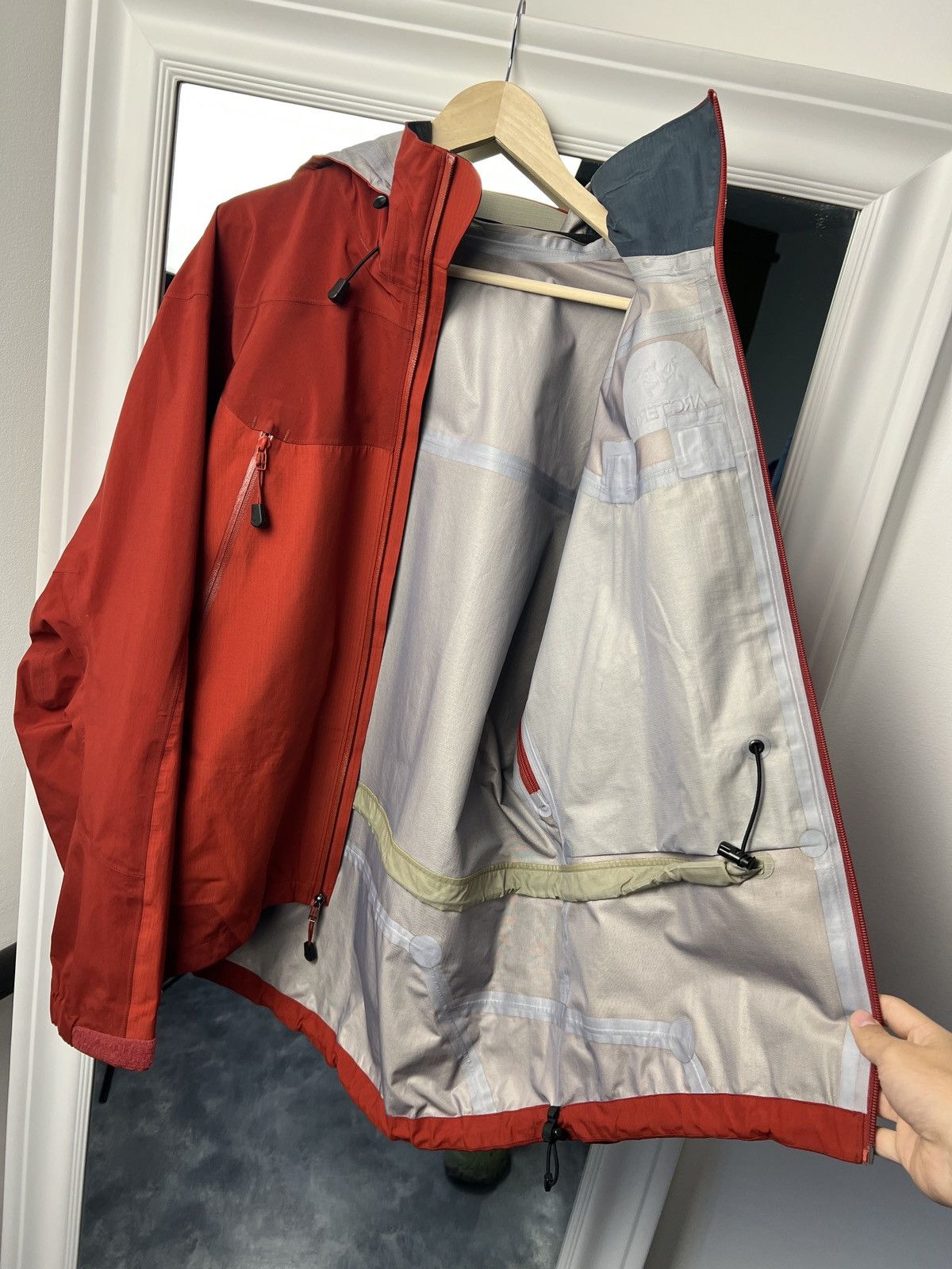Arc'teryx × Vintage Arc’teryx Alpha SV Gore-Tex XCR Jacket Red Size L Canada Size US L / EU 52-54 / 3 - 14 Thumbnail