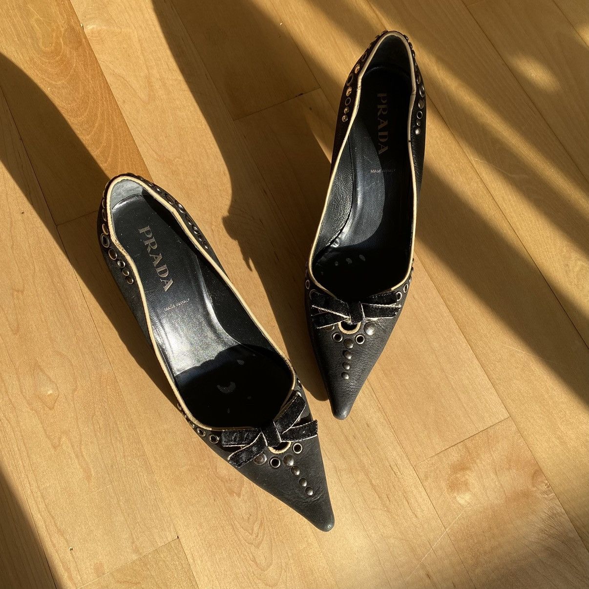 Prada × Vintage Prada 2001 Black Leather Bow Pointed Toe Pumps Size US 5 / IT 35 - 1 Thumbnail