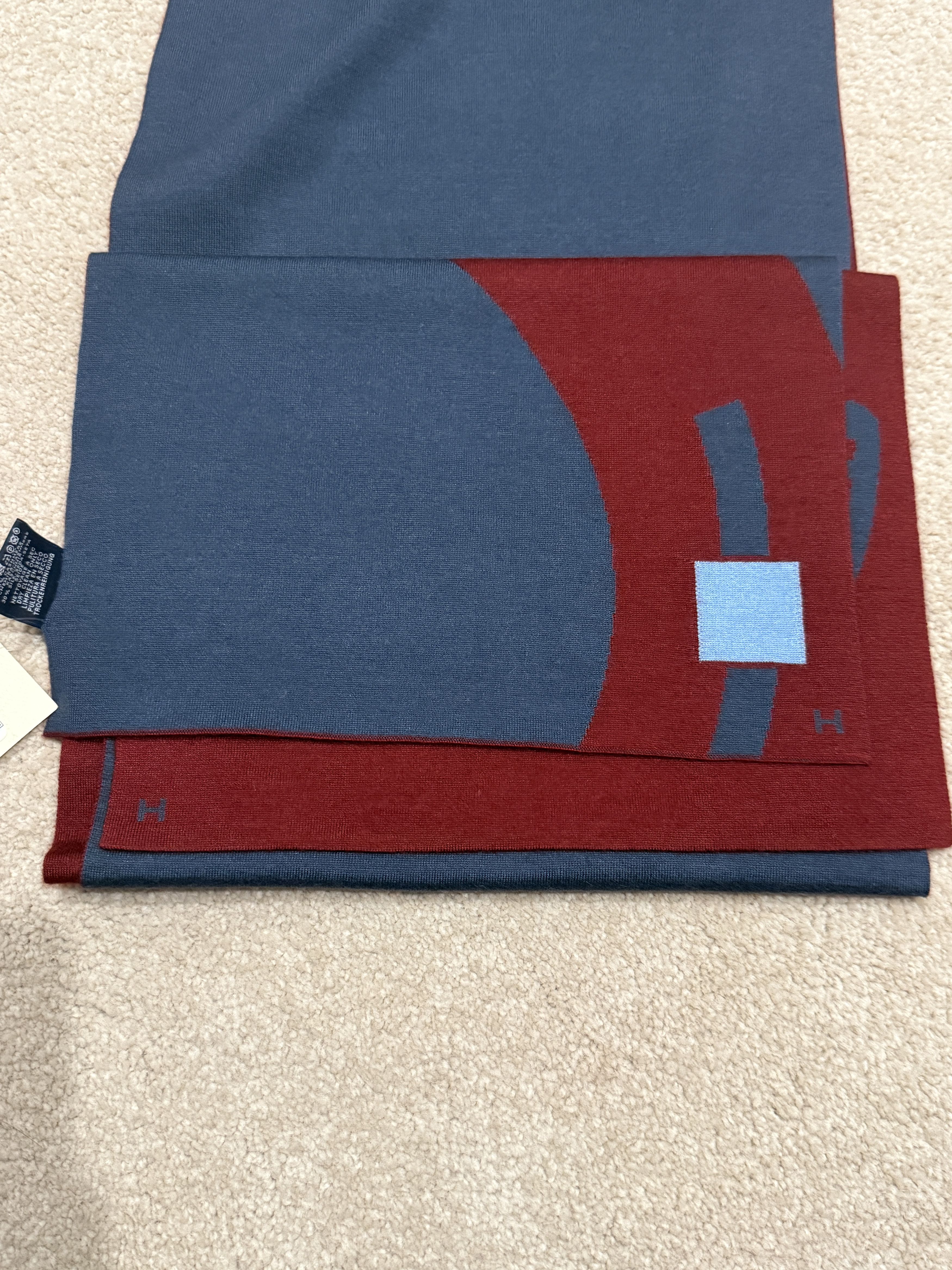 Hermes NWT Hermès Red/Blue Mens Reversible Cashmere/Silk Scarf Size ONE SIZE - 3 Thumbnail