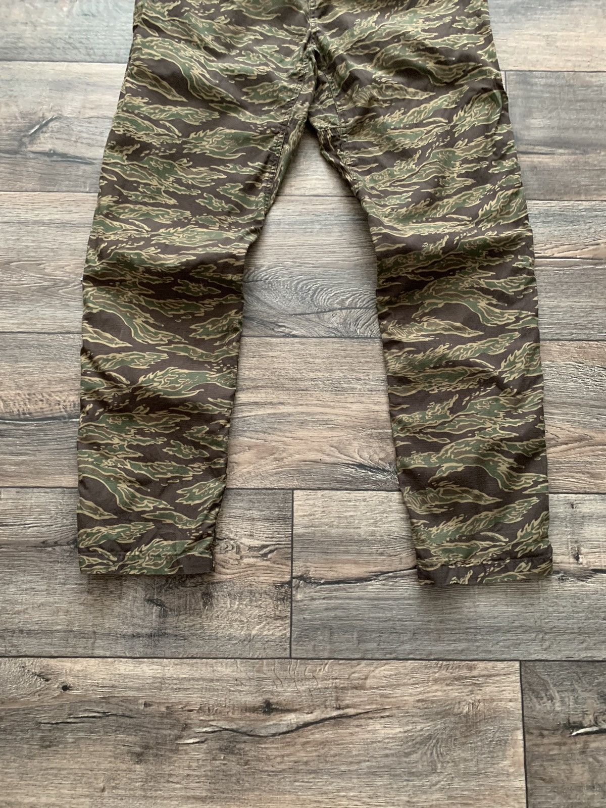 Carhartt × Carhartt Wip × Vintage Carhartt WIP Colton Clip Tiger Camo Pants Size US 31 - 3 Thumbnail