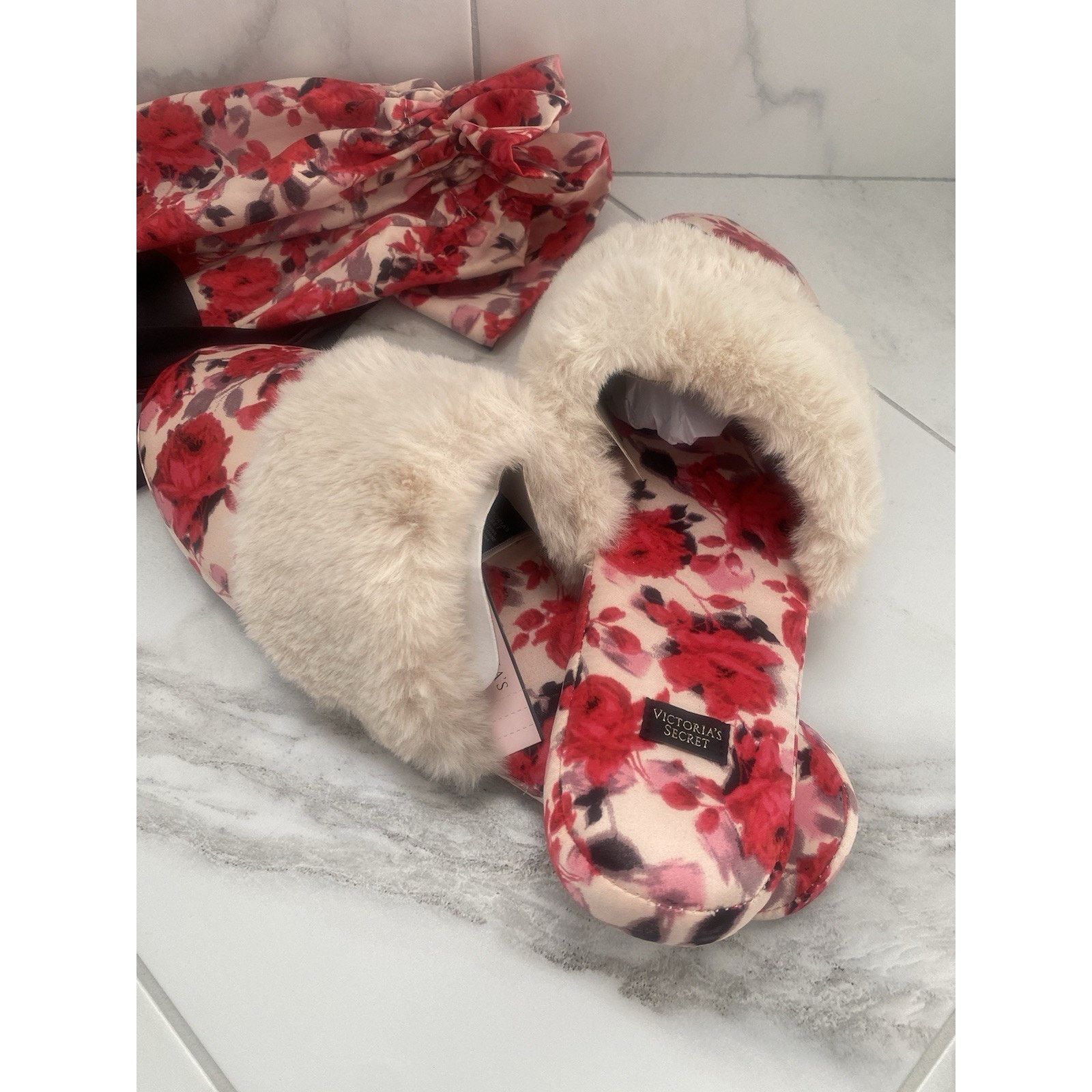 Victoria's Secret Victoria Secret women Slippers Sz Lg Roses NWT Size US 9 / IT 39 - 1 Thumbnail
