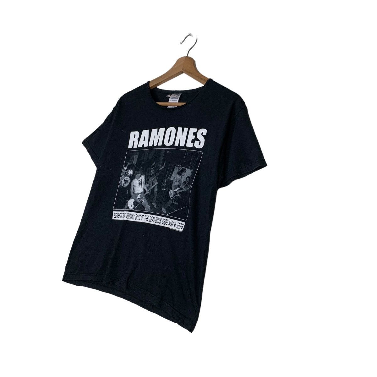 Band Tees Y2K The Ramones Johnny Blitz the dead boys Tee #0339-C16 Size US L / EU 52-54 / 3 - 2 Thumbnail