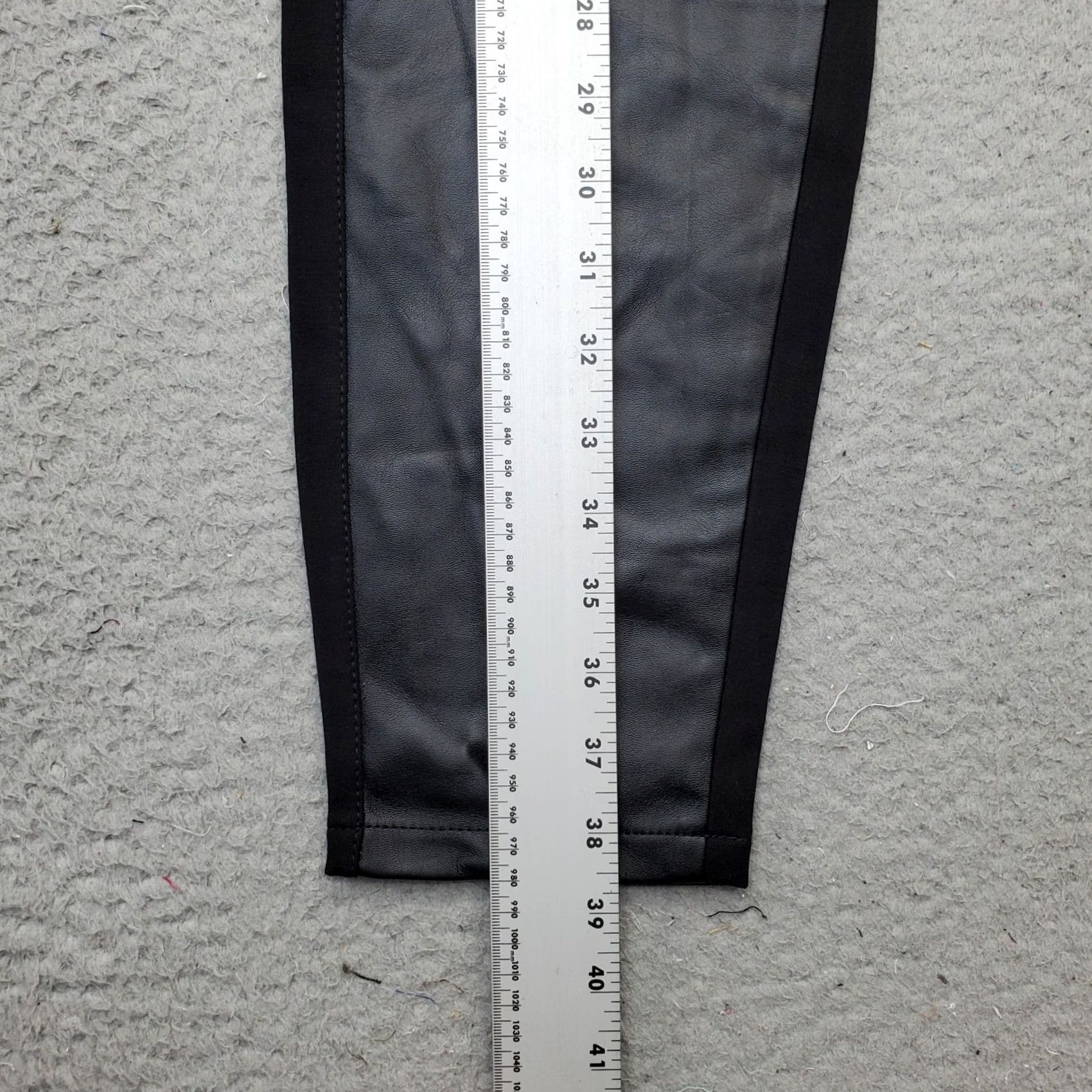 White House Black Market White House Black Market Pants Women 10 Black Side Zip Skinny Leg Size 10 Size 32" / US 10 / IT 46 - 3 Thumbnail