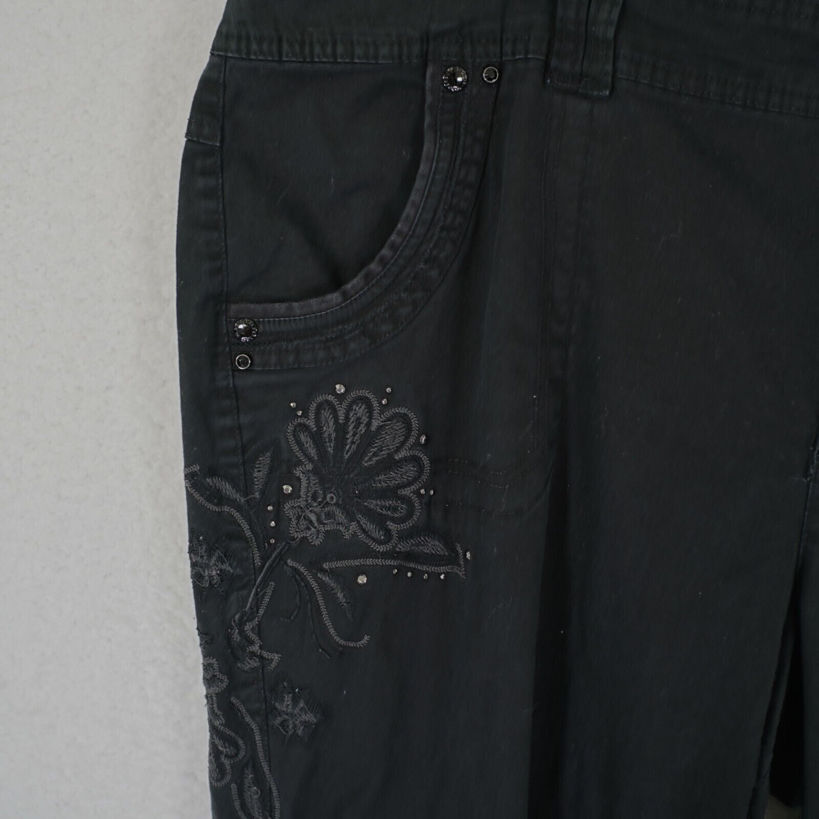 Gloria Vanderbilt Gloria Vanderbilt Black Capri Pants 20W Floral Embrodiery Hi Size 42" / US 20 - 4 Thumbnail