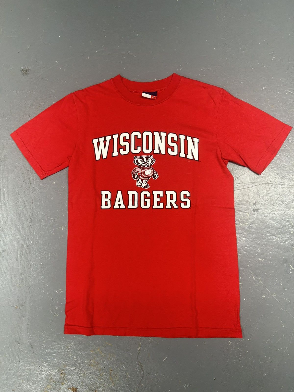 Vintage Crazy Vintage Y2K Essenital Wisconsin University Red T-Shirt Size US S / EU 44-46 / 1 - 1 Thumbnail