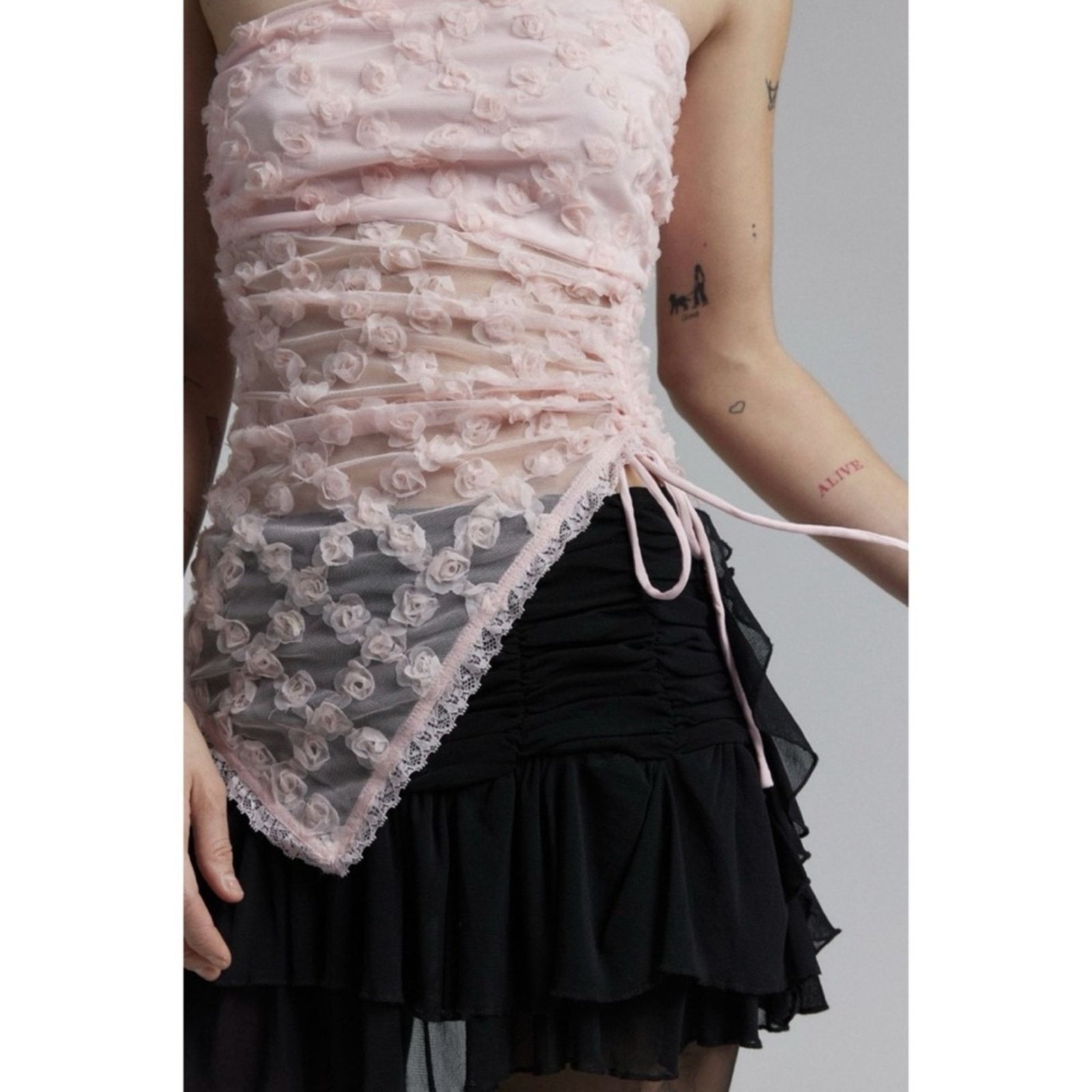 Urban Outfitters Urban Outfitters Kimchi Blue Rosie Floral Tube Top M Size M / US 6-8 / IT 42-44 - 14 Thumbnail
