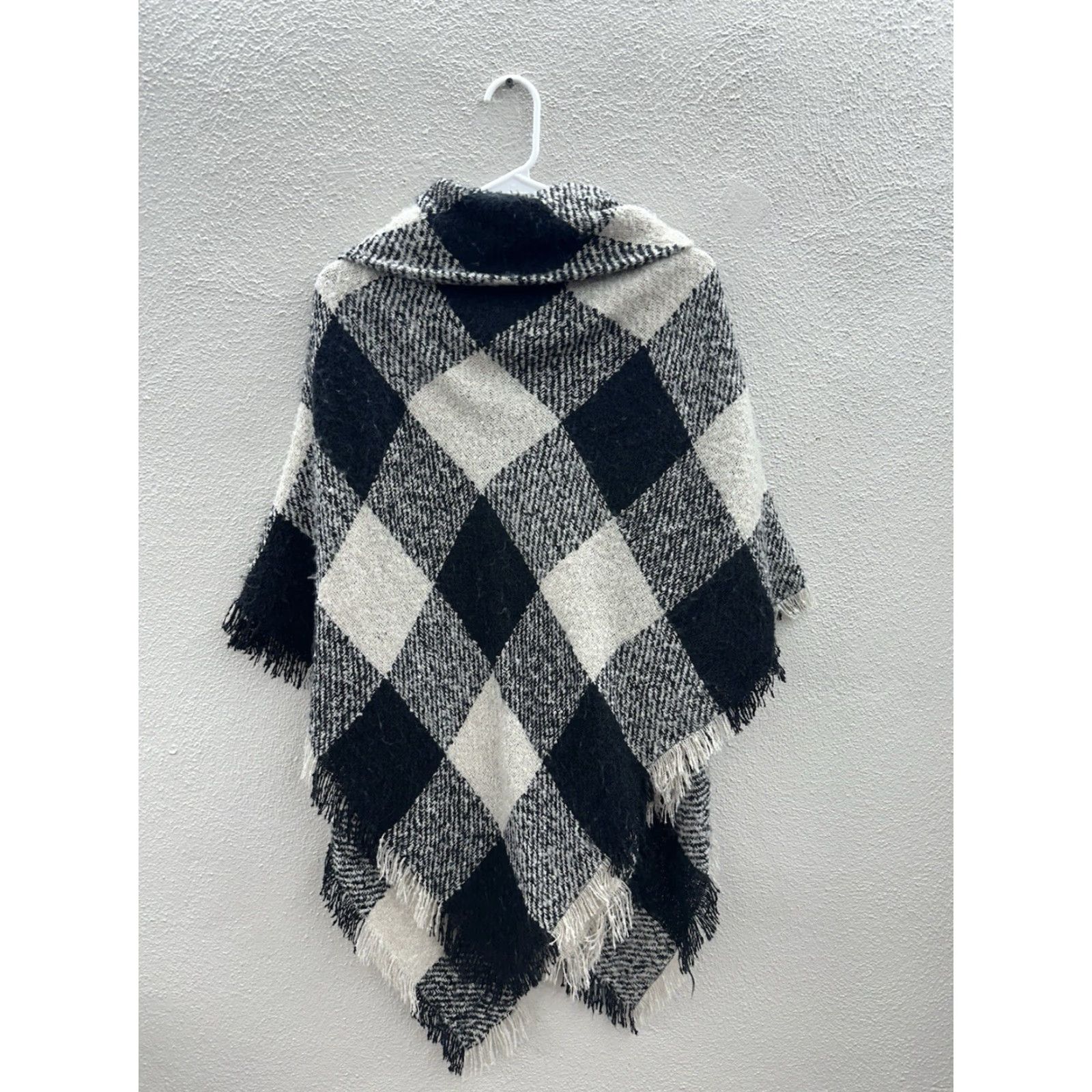 Vintage Altare Womens Shawl Ponch One Size Plaid Black White Fringe Open Buckle Knit-Style Sleeveless Bohemian Fashion Shrug Size ONE SIZE - 5 Thumbnail