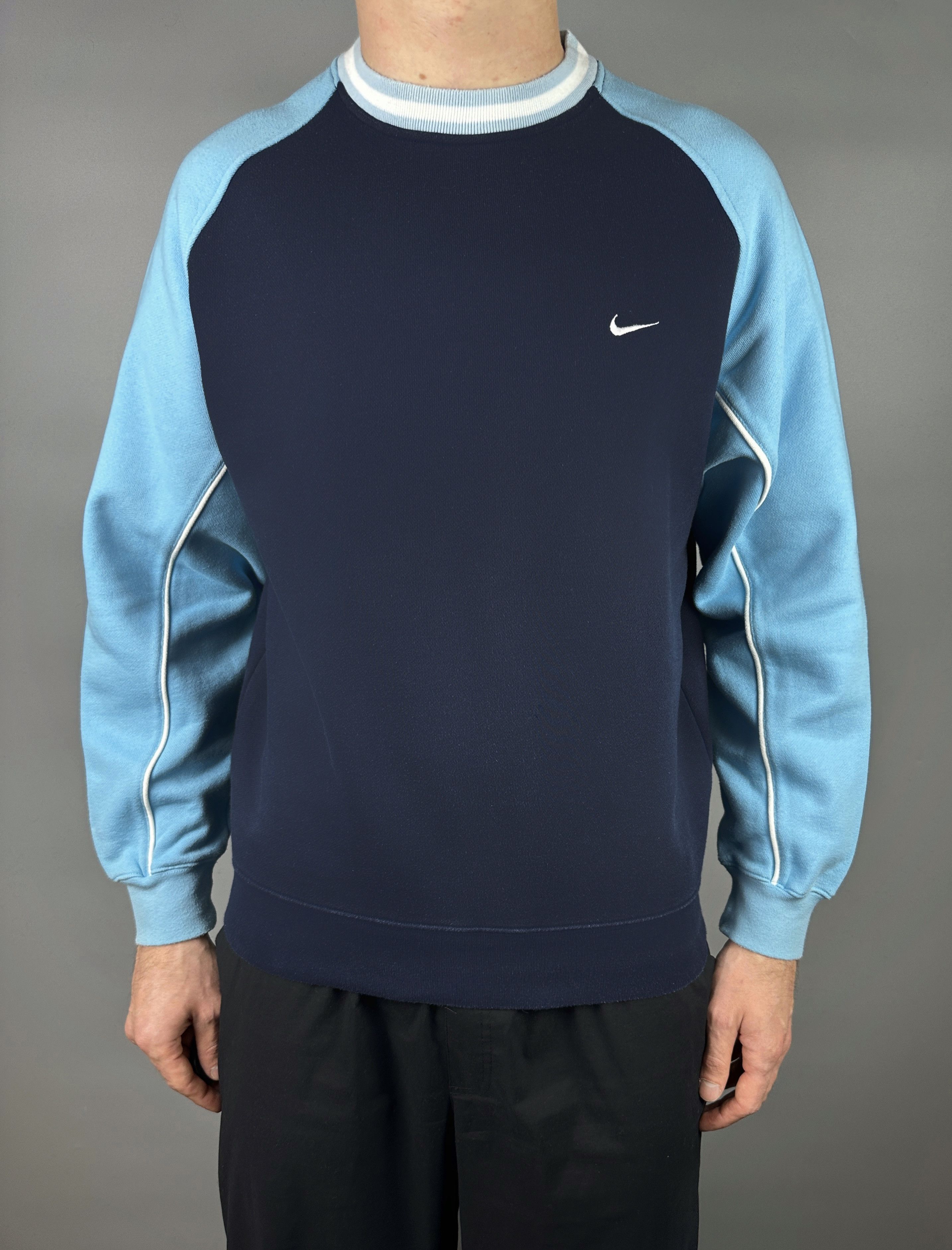 Nike 90s Vintage Nike Mini Logo Sweatshirt Crewneck Y2K Center Size US L / EU 52-54 / 3 - 3 Thumbnail