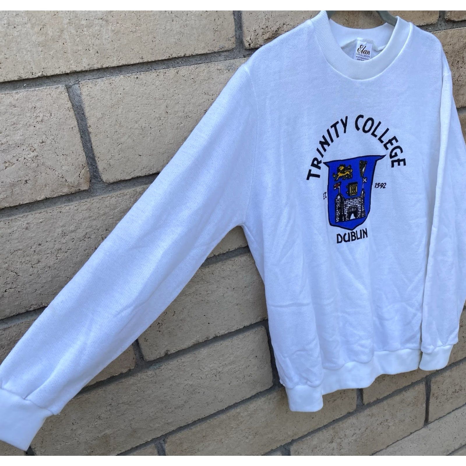 Vintage VINTAGE Elan Casual Designs Trinity College Dublin Sweatshirt Crew Neck Long Sleeve White 50/50 Cotton Polyester Men L Ireland Graphic Print Size US L / EU 52-54 / 3 - 5 Thumbnail