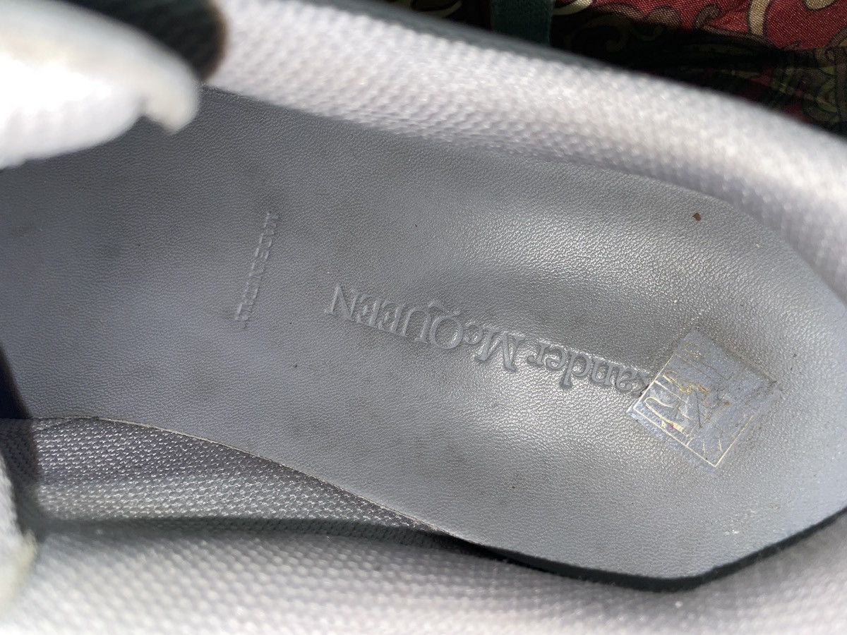 Alexander McQueen Alexander McQueen Oversized Sneaker Silver Iridescent Size US 11 / EU 44 - 6 Thumbnail