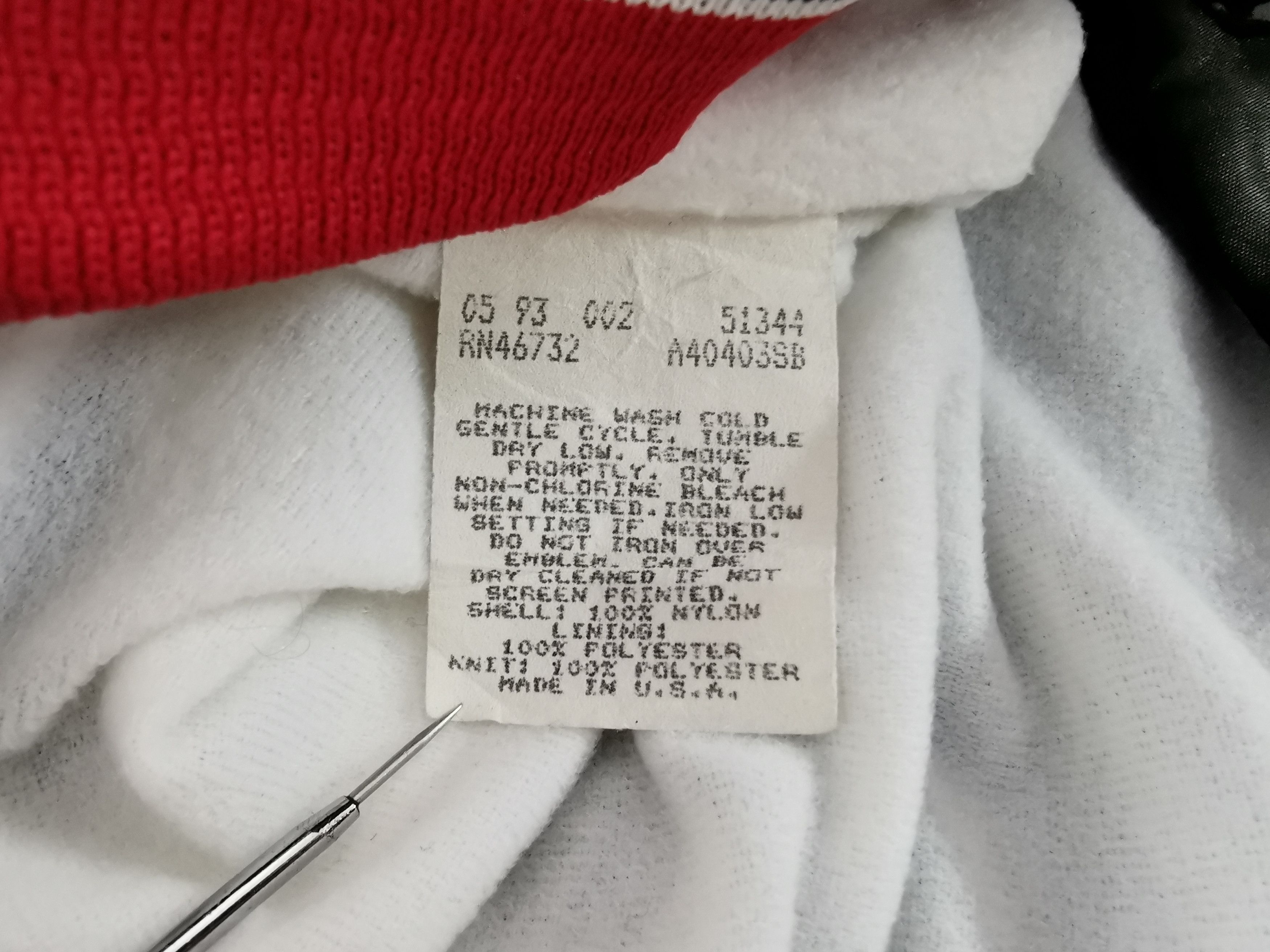 Vintage Vintage Chicago Bulls NBA Varsity Nylon Jacket Size L Size US L / EU 52-54 / 3 - 7 Thumbnail