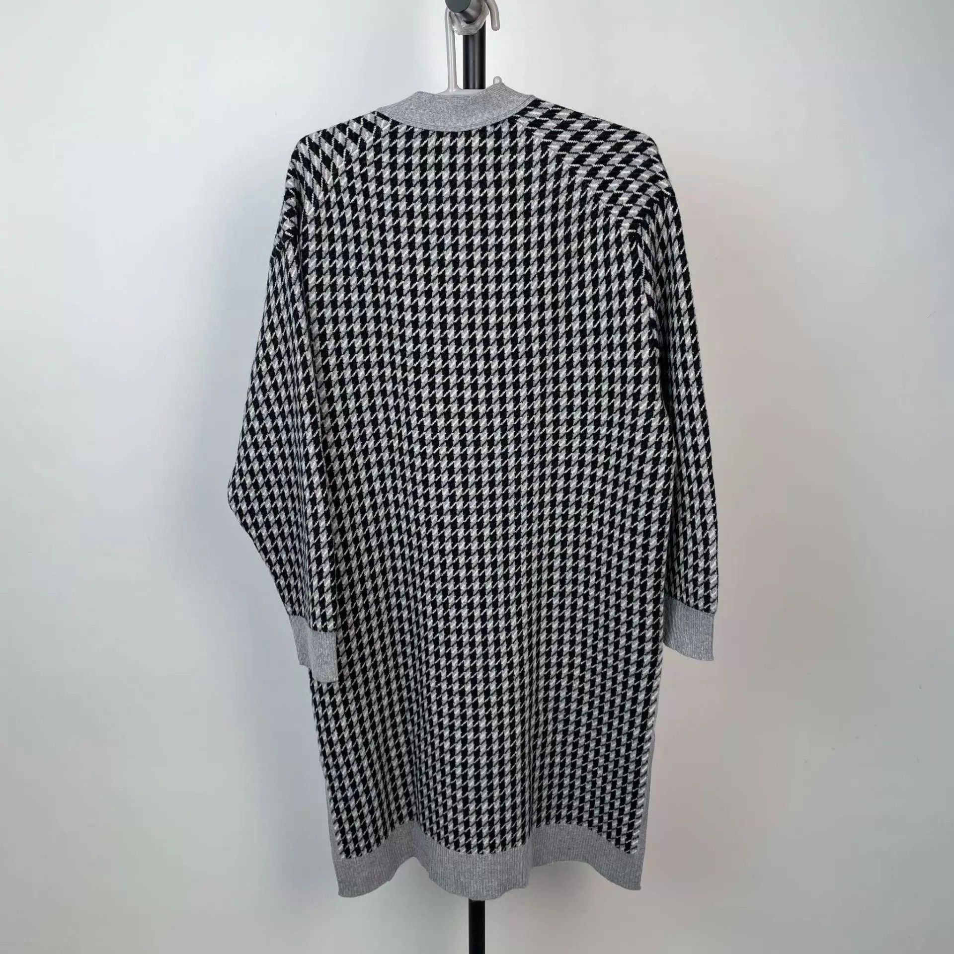 Hermes Hermès houndstooth cashmere cardigan 34 black gray NWT Size XS / US 0-2 / IT 36-38 - 3 Thumbnail
