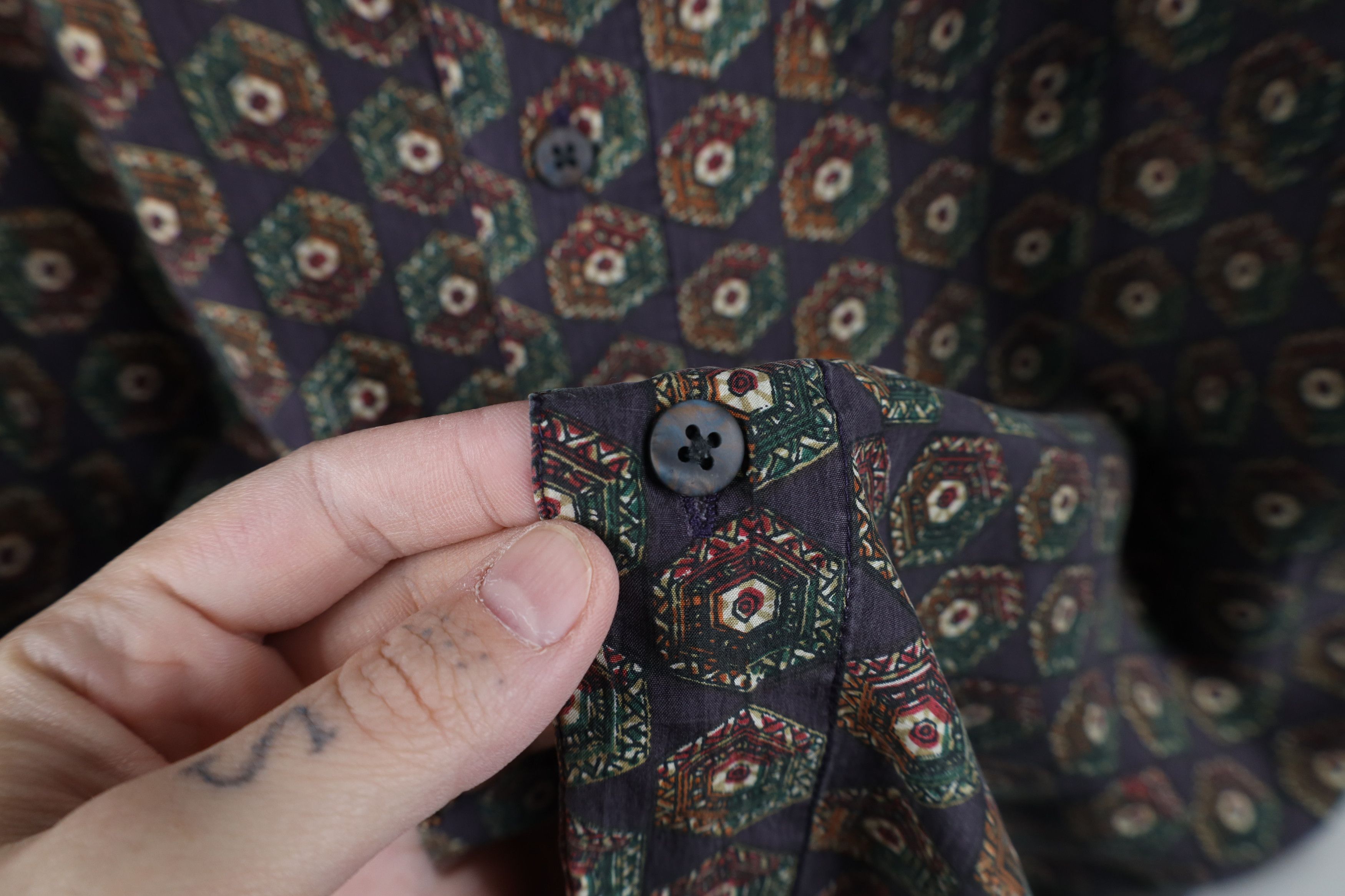 Vintage Vintage 90s Streetwear Faded Geometric Baggy Button Shirt Size US M / EU 48-50 / 2 - 7 Thumbnail