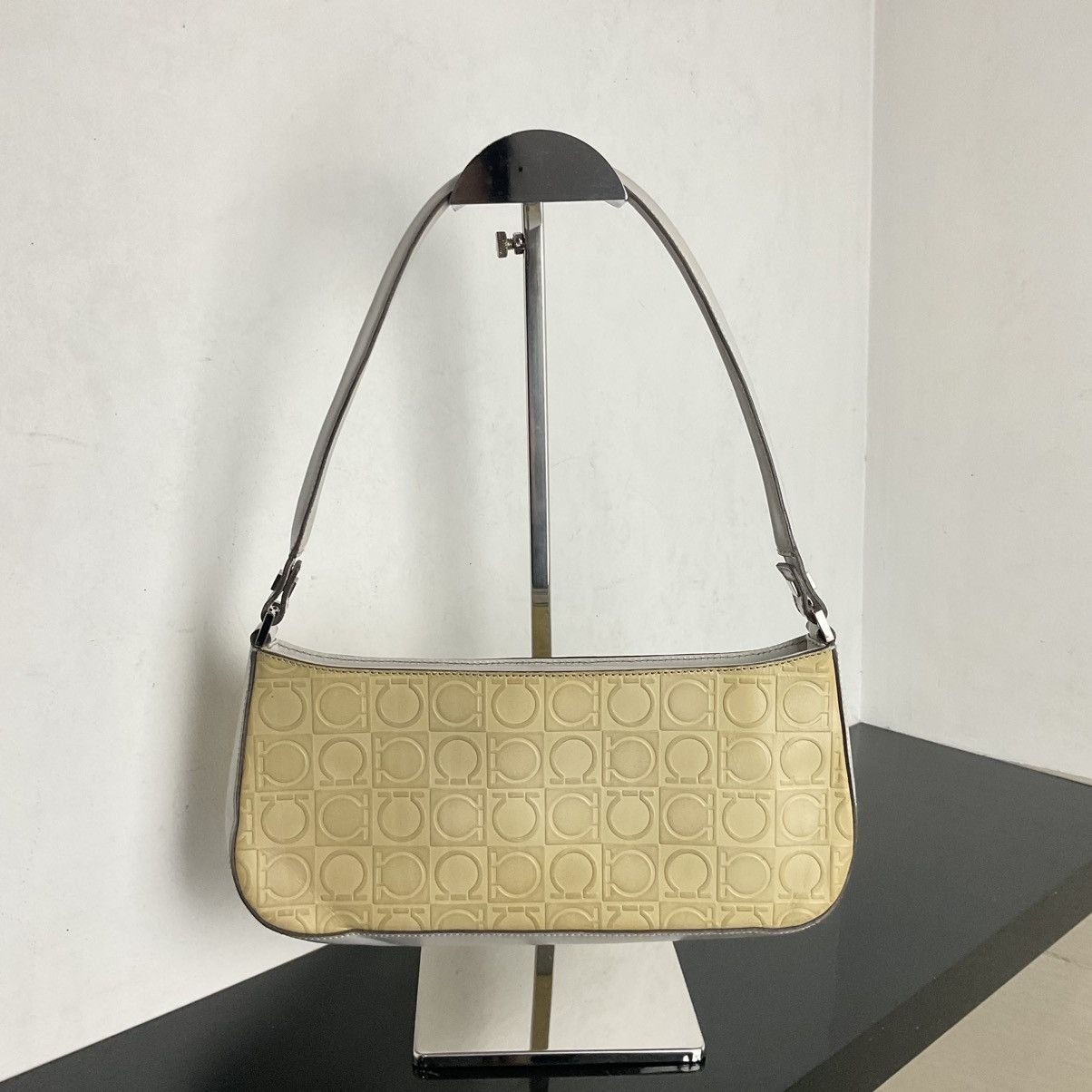 Salvatore Ferragamo Salvatore Ferragamo White Gancini Leather Shoulder Bag Size ONE SIZE - 6 Thumbnail