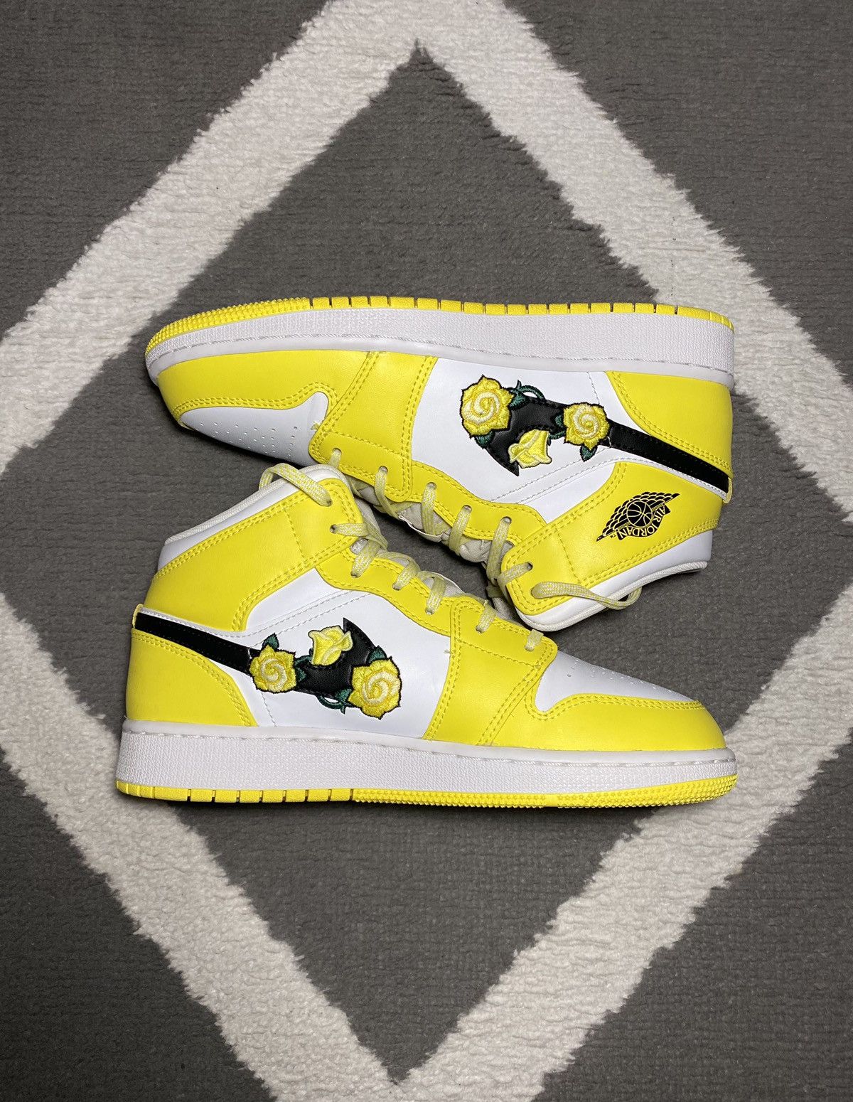 Jordan Brand × Nike Nike Air Jordan 1 Mid Dynamic Yellow Floral (GS) sneakers Size US 6.5 / IT 36.5 - 4 Thumbnail
