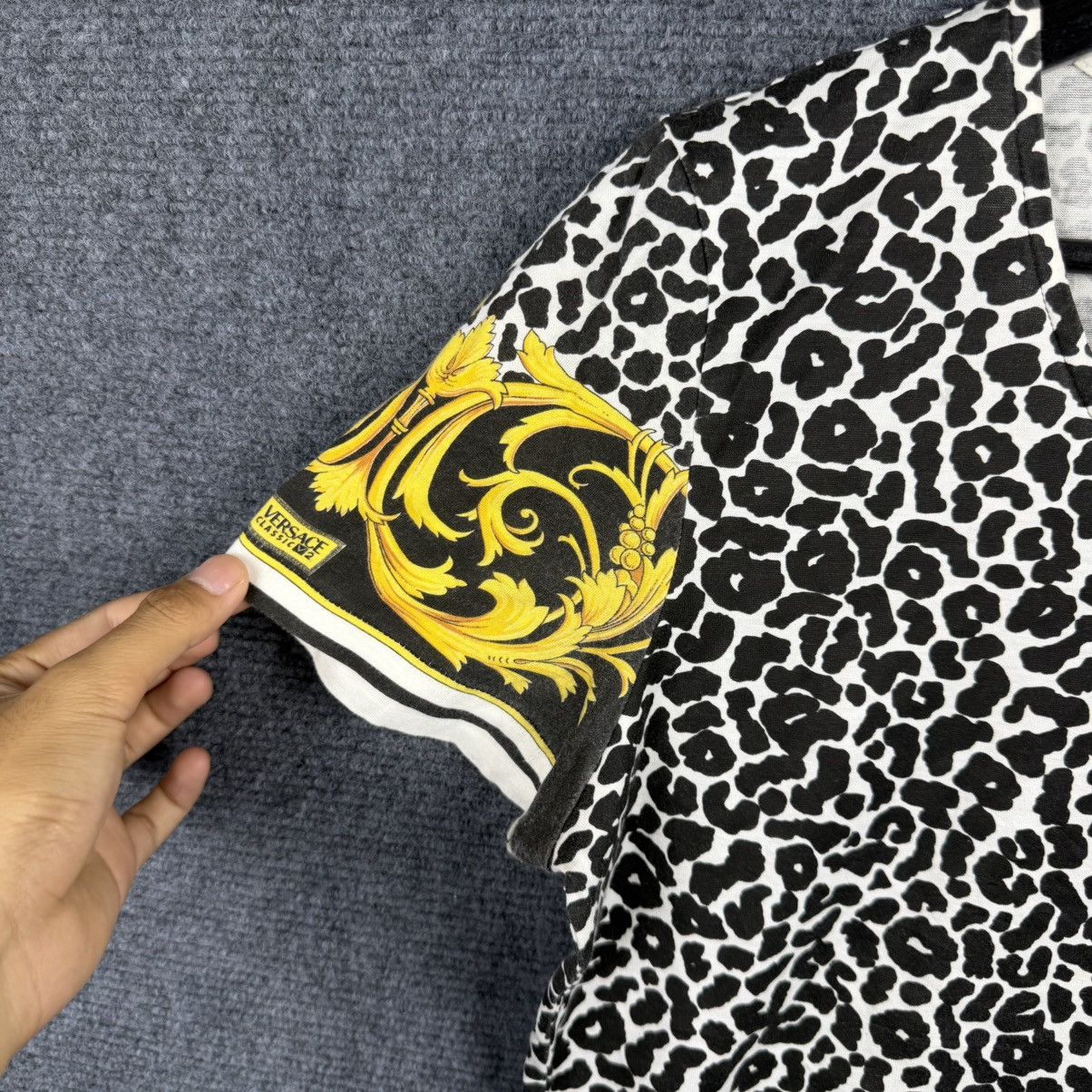 Versace women's short-sleeve t-shirt from the Versace Classic V2 Size M / US 6-8 / IT 42-44 - 3 Thumbnail