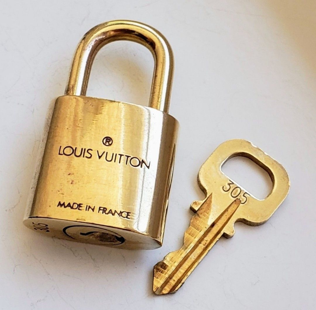 Louis Vuitton Vintage Louis Vuitton padlock, #305 (made before '09) Size ONE SIZE - 7 Thumbnail