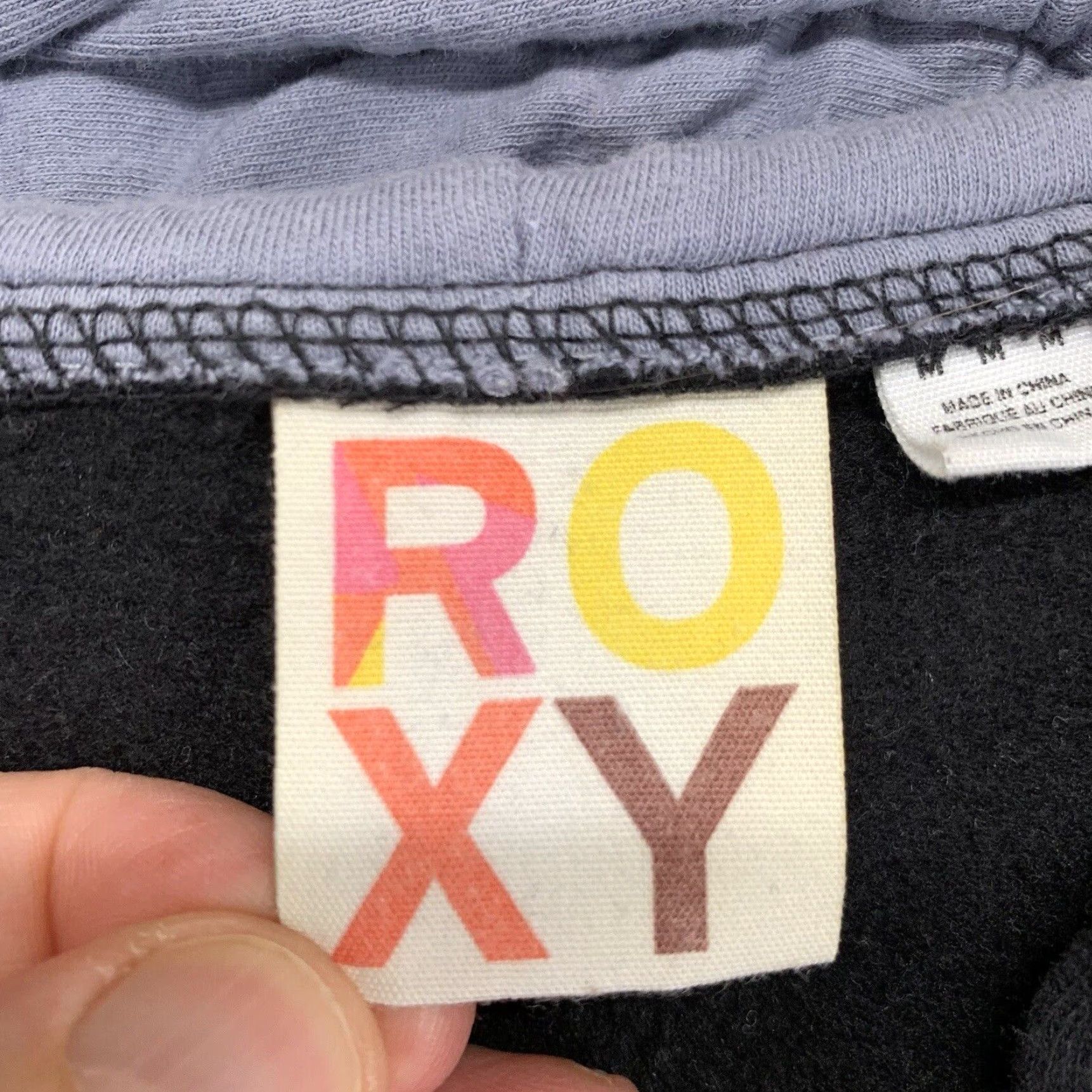 Vintage VINTAGE ROXY Hoodie Women's M Purple Black 90s Beach Grunge Surfer Girl Logo Graphic Print Hooded Pockets Crew Neck All Seasons Size M / US 6-8 / IT 42-44 - 3 Thumbnail