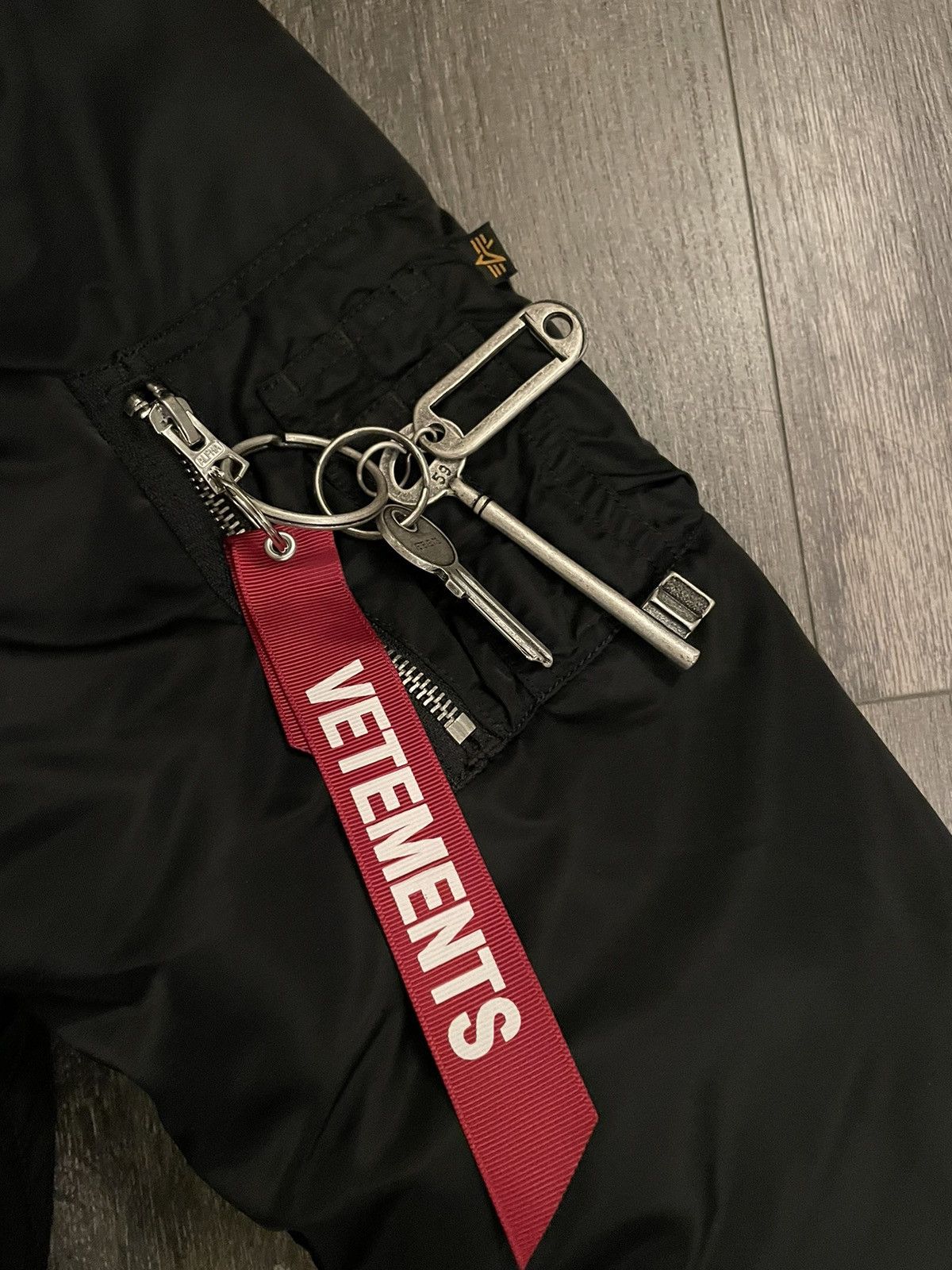 Vetements Vetements x Alpha Industries Reversible Bomber Keys XS Size US S / EU 44-46 / 1 - 2 Thumbnail