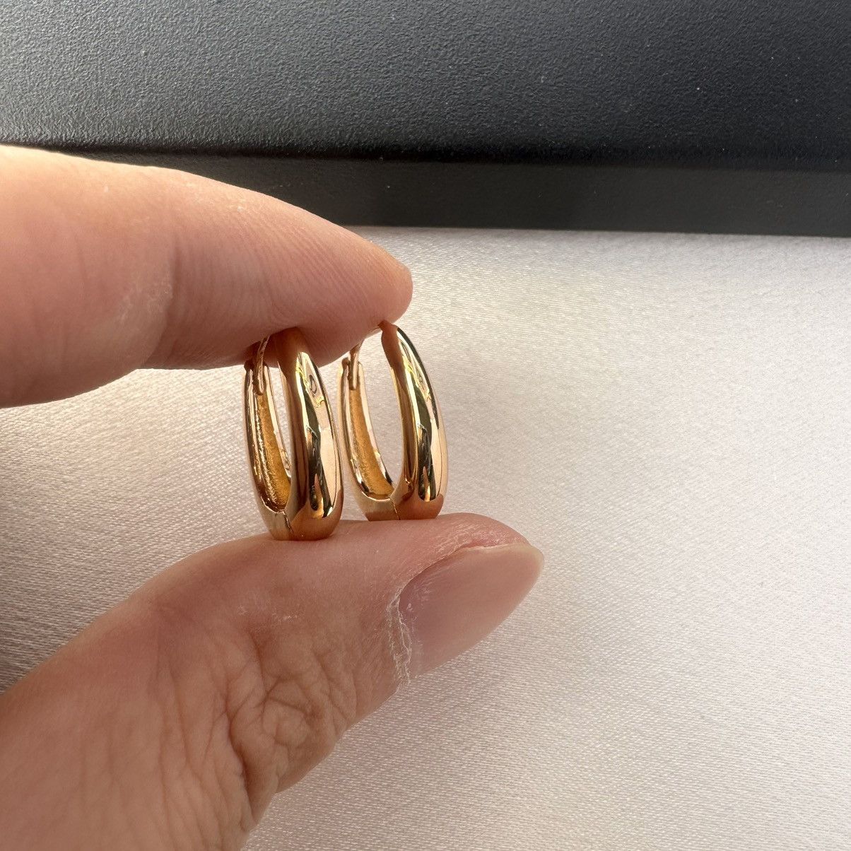 Designer Small Oval Gold Hoop Earrings for Women Size ONE SIZE - 4 Thumbnail